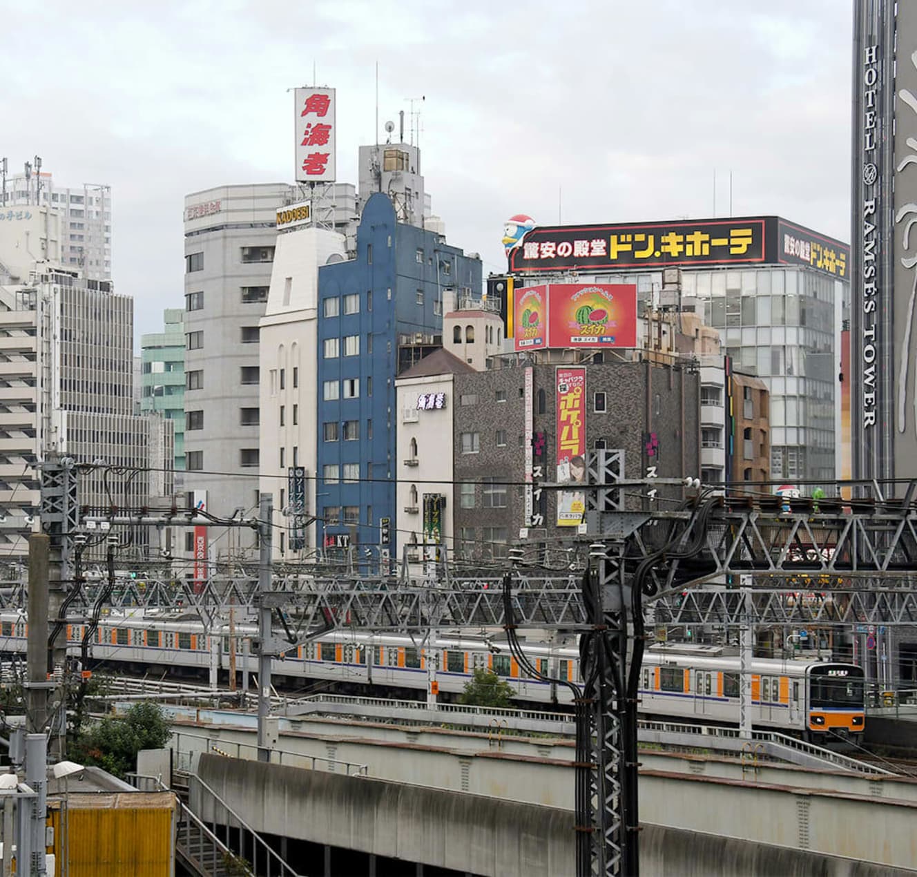 池袋駅西口（北）周辺の風俗街。この一角に『Ｒ』がある。看板が出ていないため、ビルの外から探すことは不可能