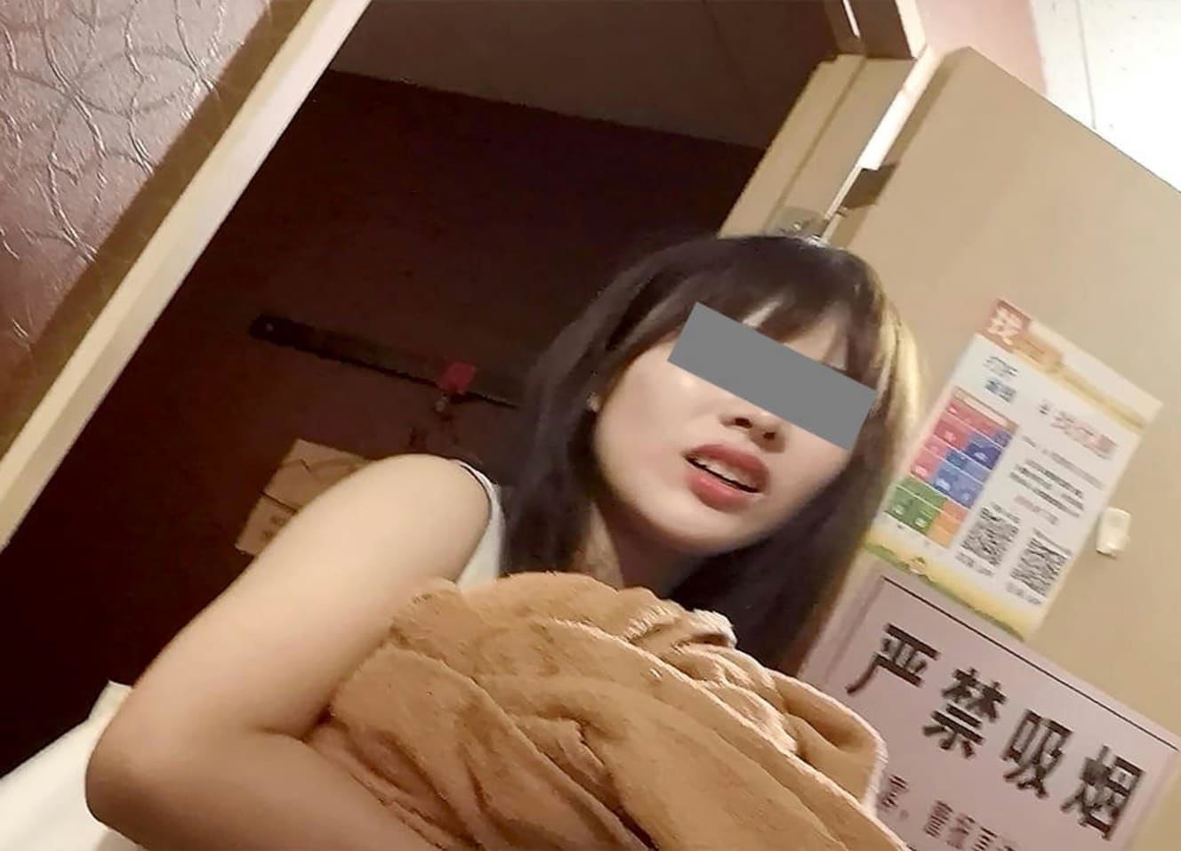 サービス前、布団の上にタオルを敷く準備をするA子