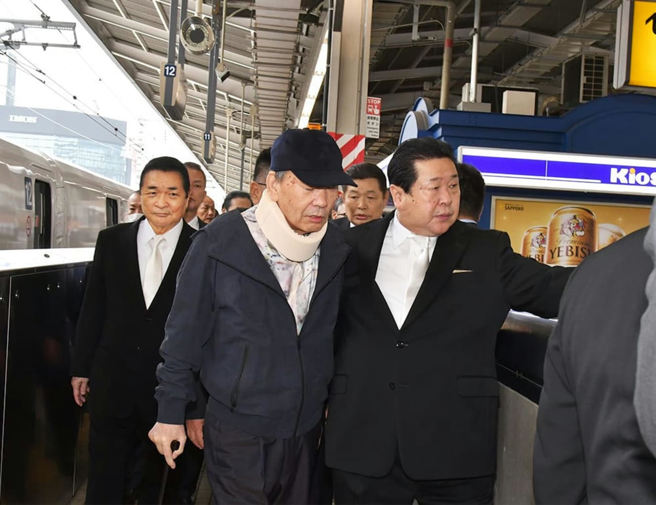 午前9時前、名古屋駅で髙山若頭は、橋本弘文統括委員長(左)や森尾卯太男本部長(右)らの出迎えを受けた