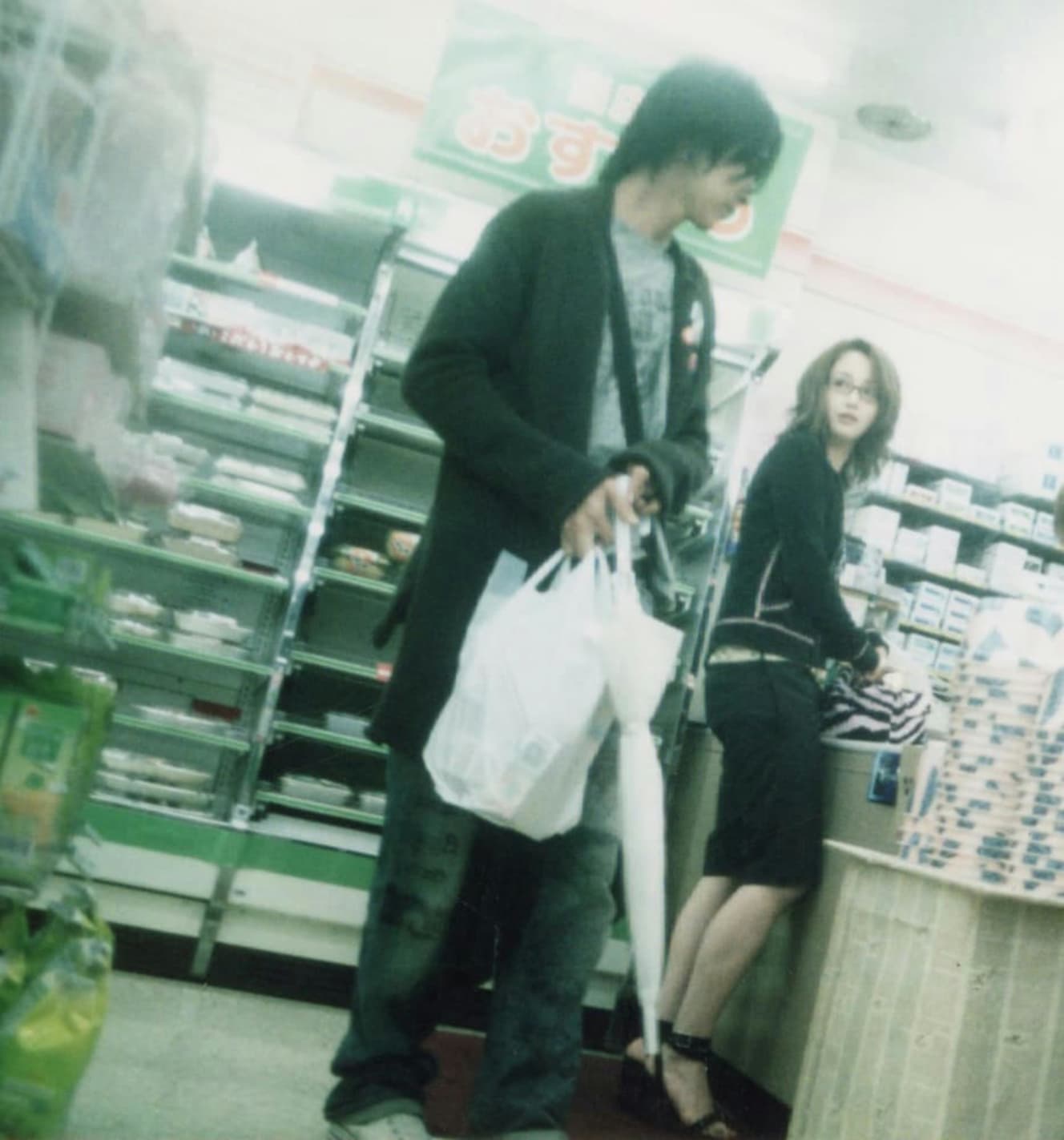 コンビニで買い物をする2人。荷物は松田が持ち、支払いは沢尻が行った(’06年6月)
