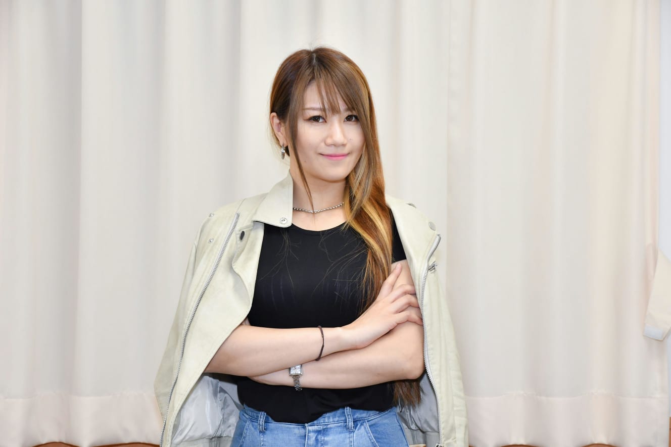 雪妃真矢:「“黒魔矢”のファンの中には、Mの男性やLGBTの方もいます」と話してくれた (撮影:竹内みちまろ)