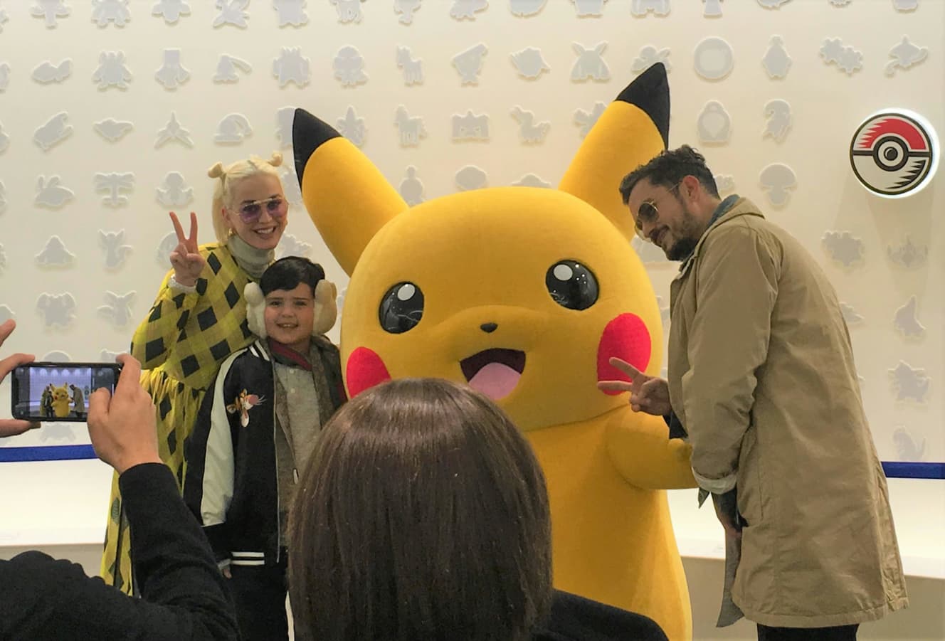 最初はちょっと緊張気味だったフリン君も、ケイティに促されるようにピカチュウにくっつくと、この笑顔!