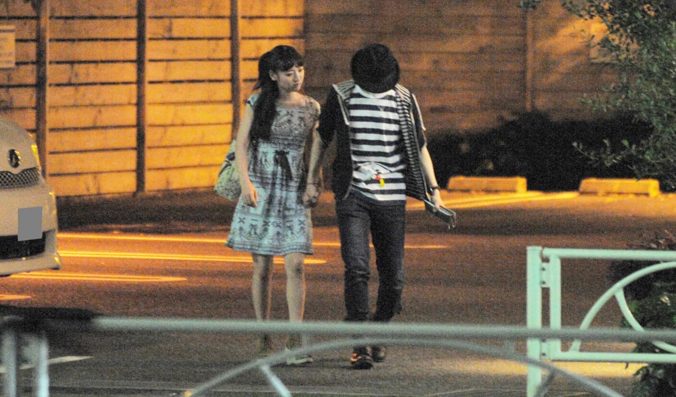 人目を気にせず、がっちりと手をつなぐ沙也加と田代(‘11年)