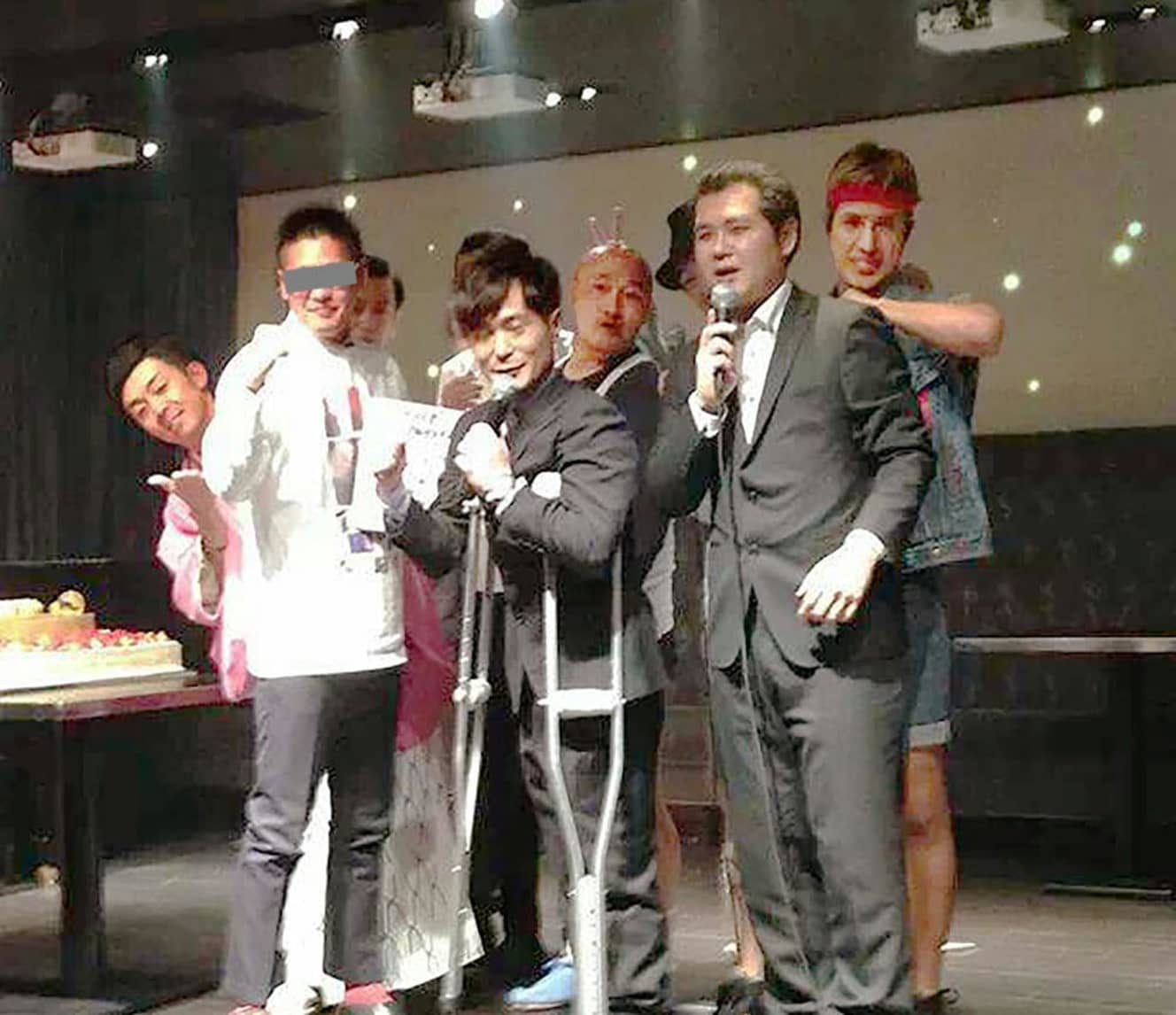 誕生会で記念撮影する芸人たち。入江慎也(中央)の左隣にいるのが、100人以上いる詐欺集団を束ねた首謀者だ