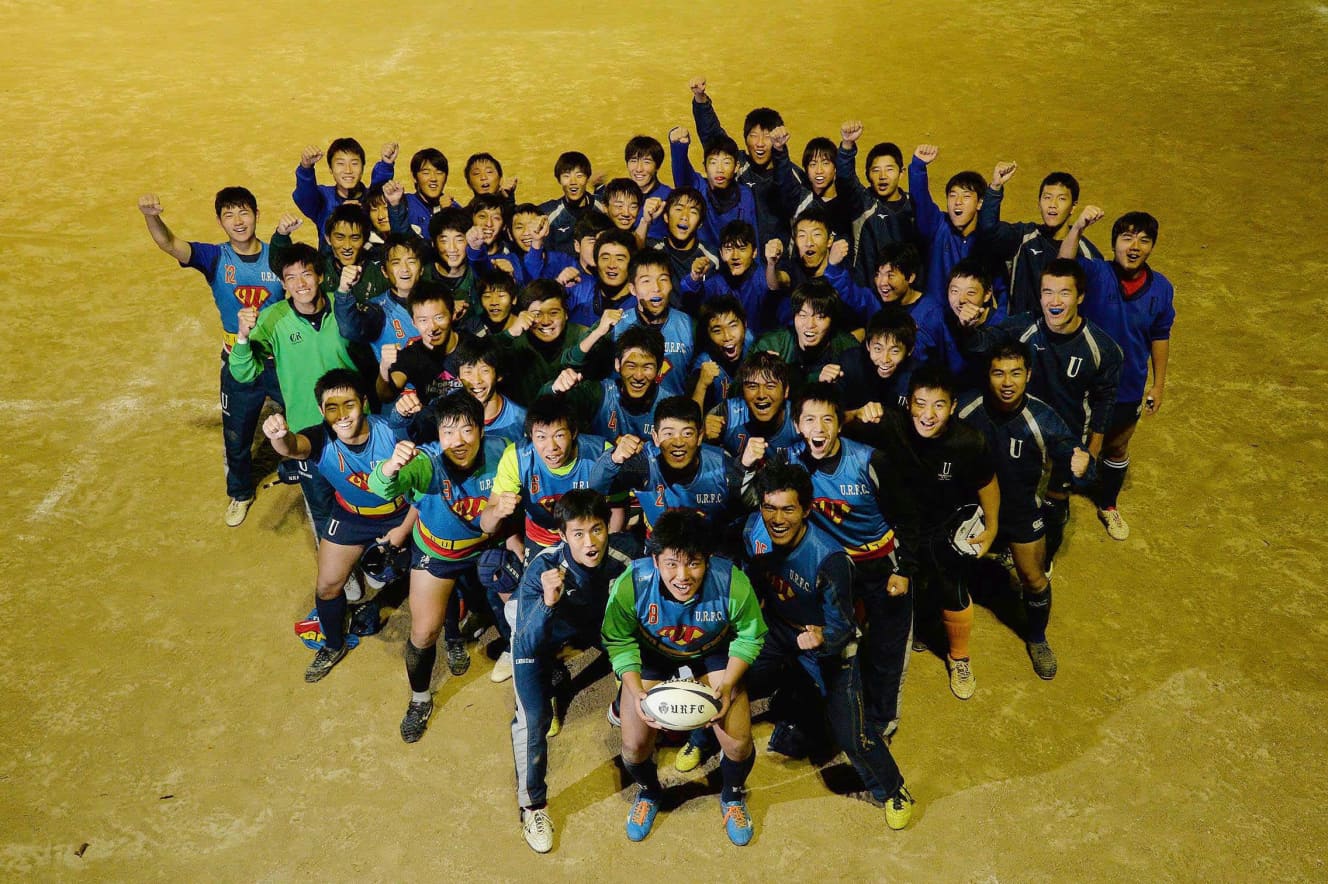 浦和高校のグラウンドに集合したラグビー部の選手たち。公立の男子校のため女子はいない。スローガンは「謙虚に、ひたむきに」