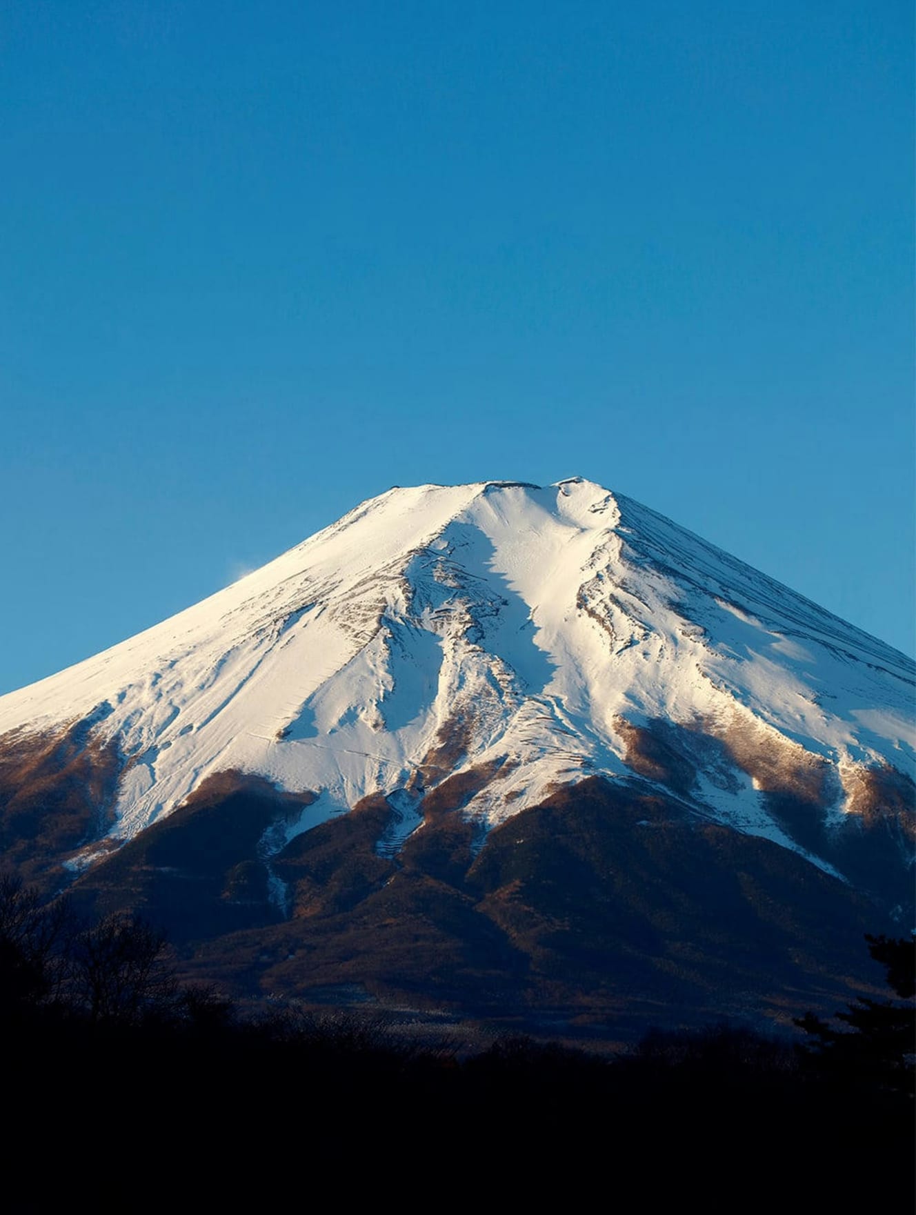 忍野(おしの)村から見る厳冬期の富士山。富士山頂では過去に最大瞬間風速毎秒91mという日本の最高記録を観測している