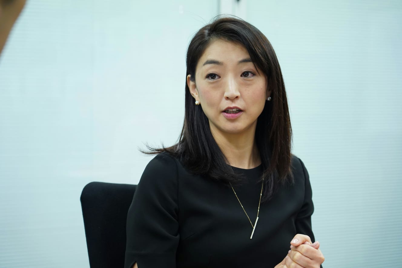 インタビューに答える岩崎。’00年シドニー五輪400mメドレーリレー銅メダリストの田中雅美とは同級生だ