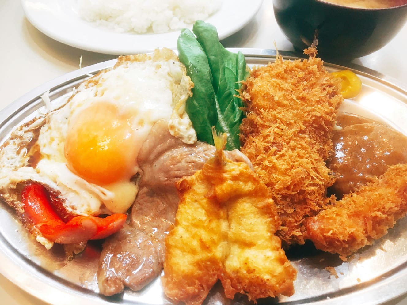 墨田区本所の三好弥のCランチ900円。人類の好物を全部盛り合わせたような一皿