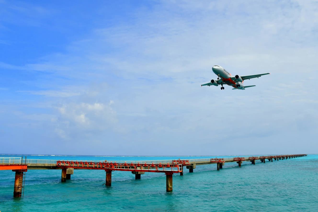 【宮古島・下地島】下地島空港の滑走路端「17エンド」は“絶景”で知られる。空港から徒歩20分ほどで、レンタサイクルでも行ける（車両進入不可）