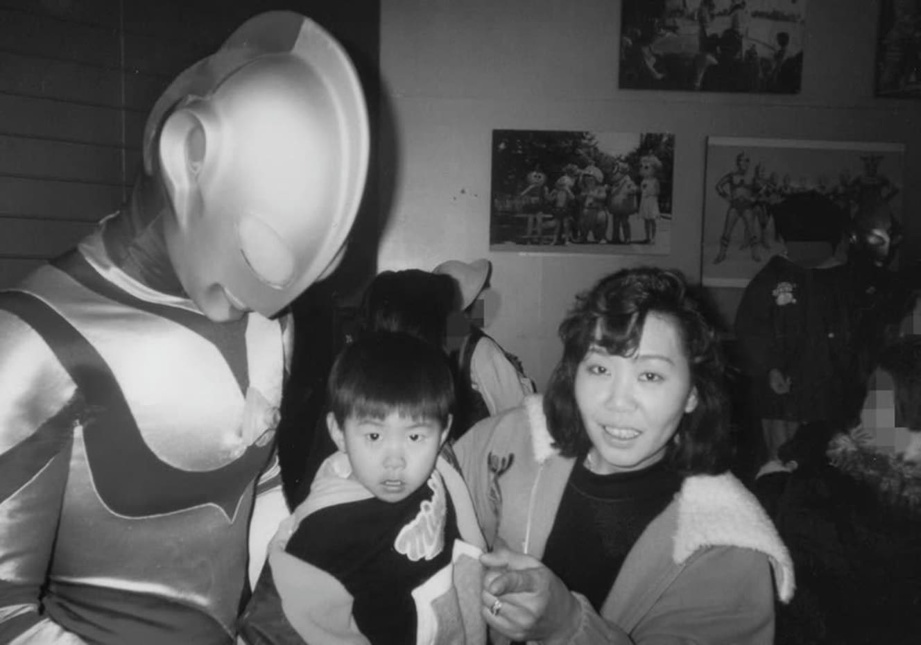 母親の和子さんとウルトラマンのイベントを見に行った５歳の頃