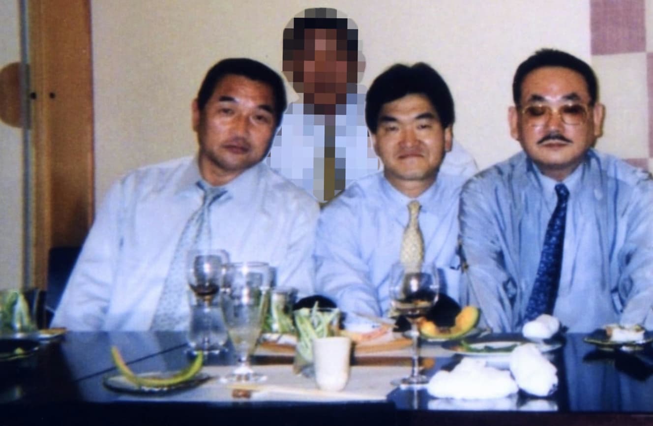 『FRIDAY』’11年10月21日号に掲載された島田紳助氏と山口組幹部の親密写真。当時は紳助氏と暴力団は交友があったため、こうした写真も出回った。左から極心連合会・橋本弘文会長(当時)、一人おいて紳助氏、六代目山口組・髙山清司若頭