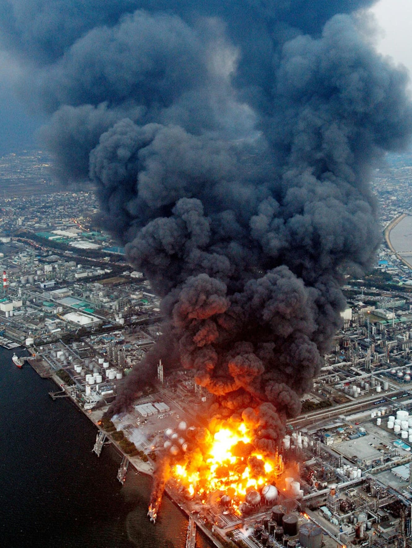 ’11年３月11日、東日本大震災で起きたコスモ石油千葉製油所（千葉県市原市）の火災。巨大な火柱が上がった