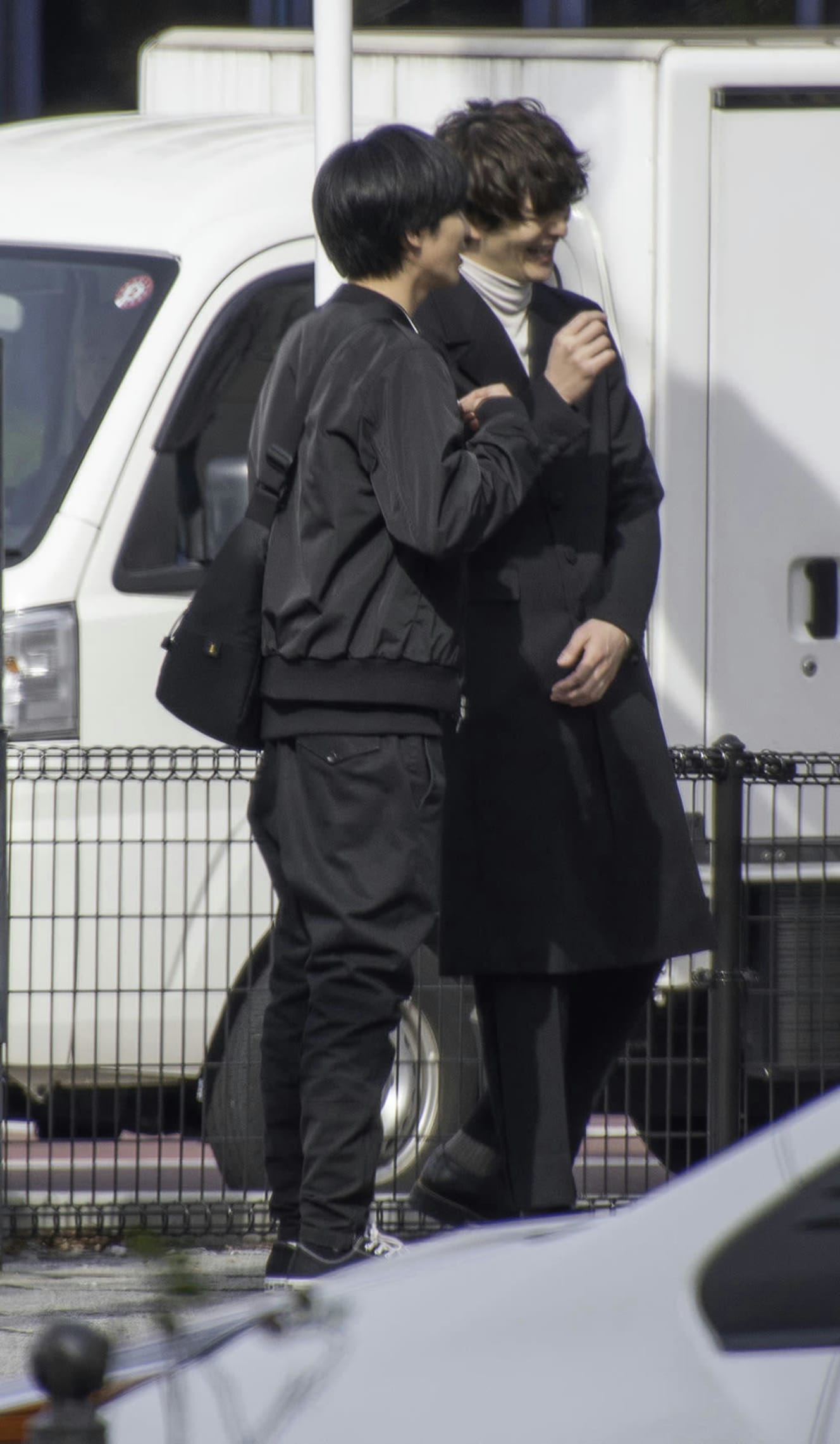 本誌未掲載カット 岡田将生&志尊淳 W主演の心霊探偵バディはロケでも息ピッタリ