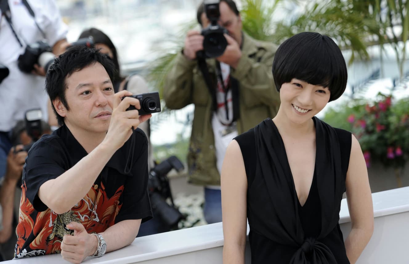 映画で共演した韓国人女優ペ・ドゥナを後ろから写真撮影する板尾（‘09年）