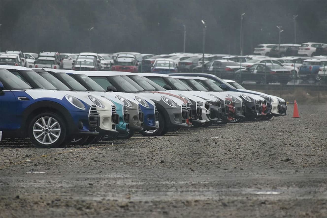 本誌未掲載カット　新車のBMW最大1000台が空き地に雨ざらし、砂利で傷だらけのワケ