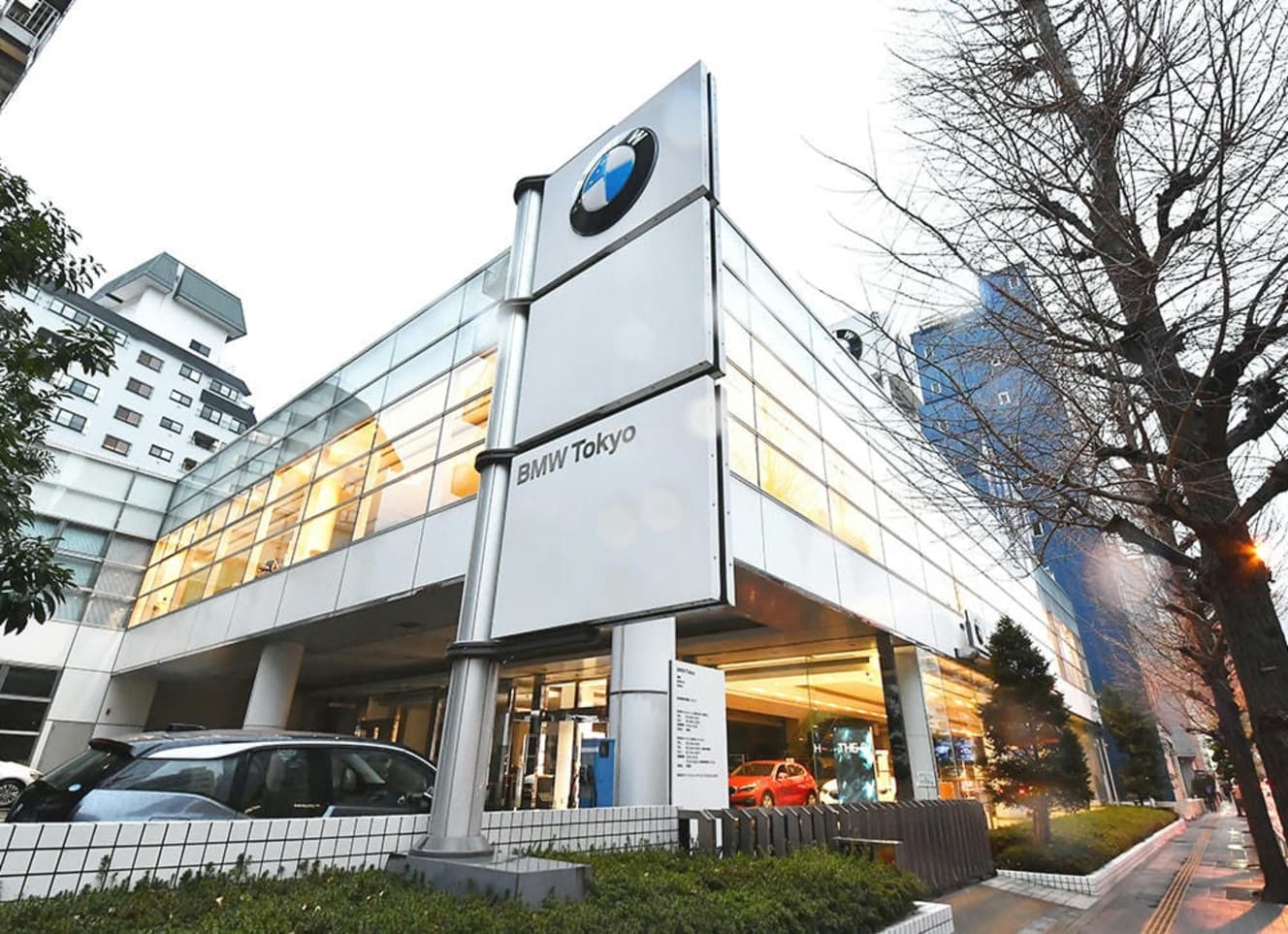 |港区高輪にある『BMW Tokyo』の販売店。山武市のモータープールはこのディーラーと契約している