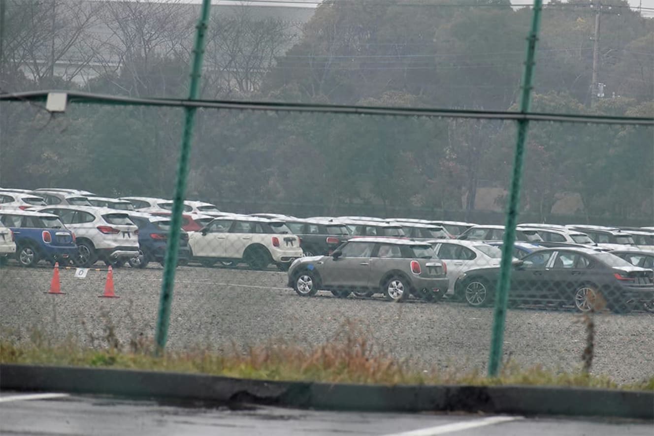 本誌未掲載カット 新車のBMW最大1000台が空き地に雨ざらし、砂利で傷だらけのワケ