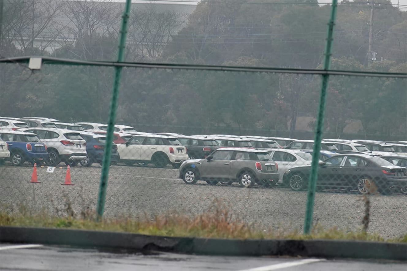 本誌未掲載カット　新車のBMW最大1000台が空き地に雨ざらし、砂利で傷だらけのワケ