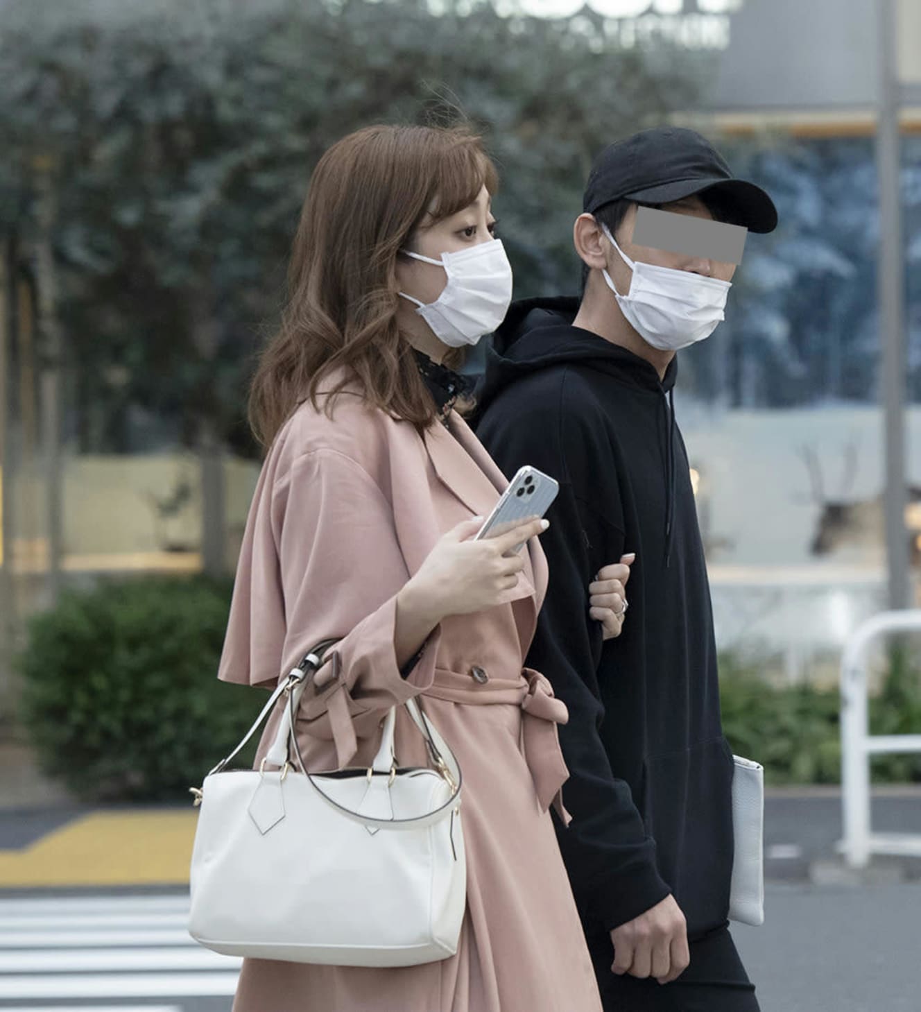 本誌未掲載カット 菊地亜美 結婚3年目 仲睦まじく寄り添いながら、表参道にオープンしたベビー用品店へ