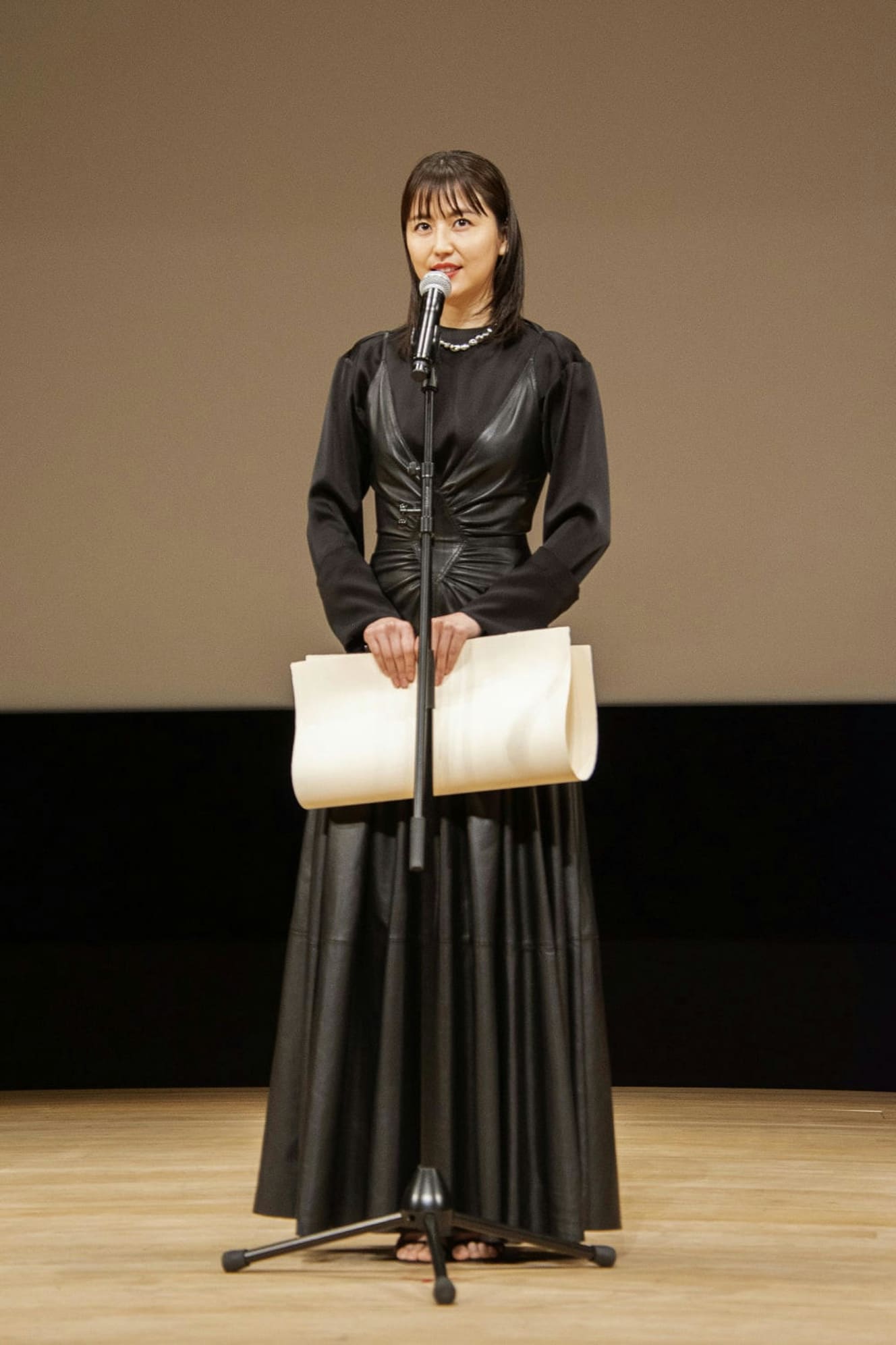 本誌未掲載カット 長澤まさみ ブルーリボン賞授賞式で「黒シック」ドレス MEGUMI「ナマ脚」ドレスと美の競艶
