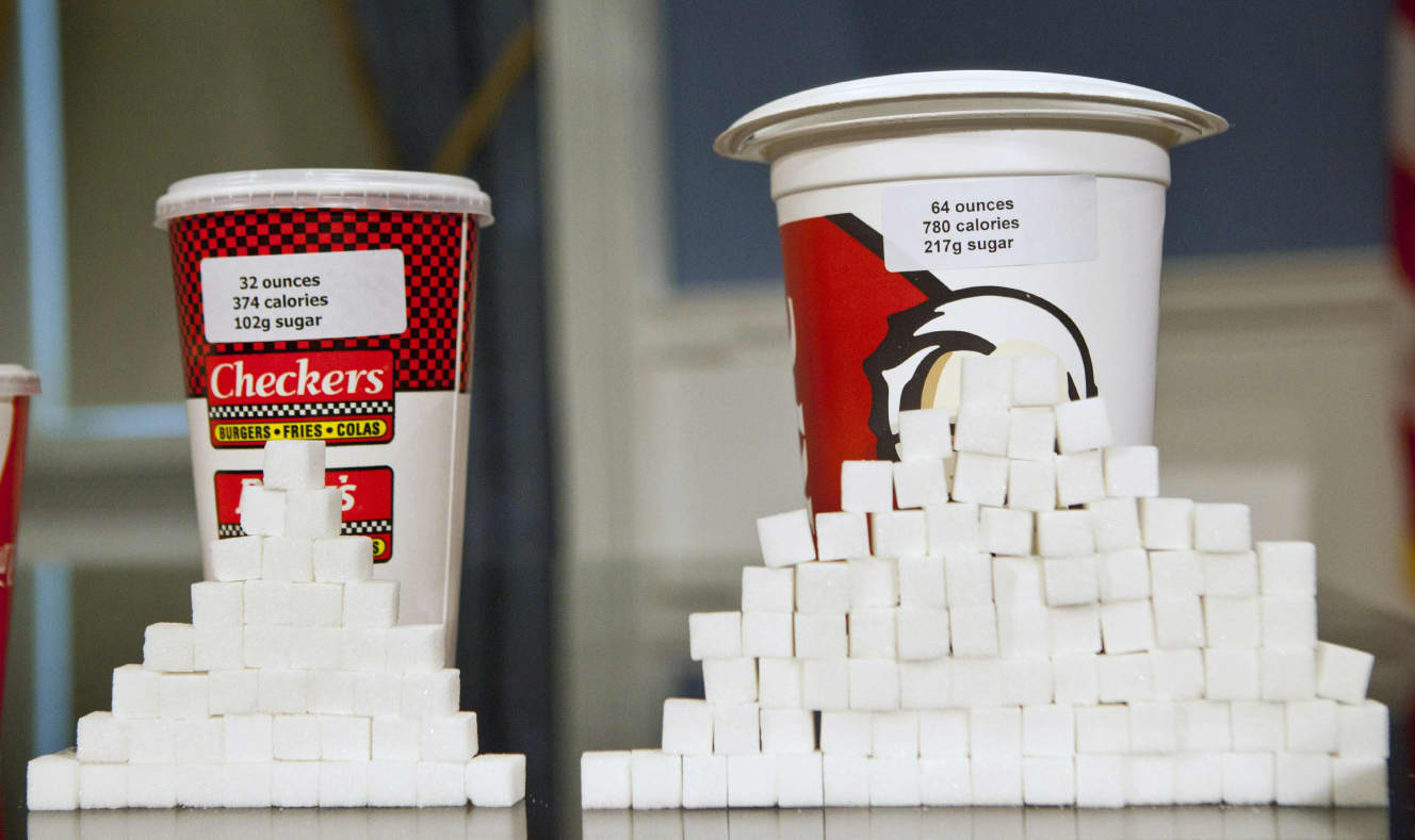 ファストフードのコーラ・Mサイズ(325ml)は、140kcal(角砂糖約7個分)。ちなみに、アメリカのLサイズ(1300ml)は驚愕の585kcal(角砂糖約30個分)! しかも、飲み放題らしい…。アメリカの肥満率が30%超えなのも納得だ