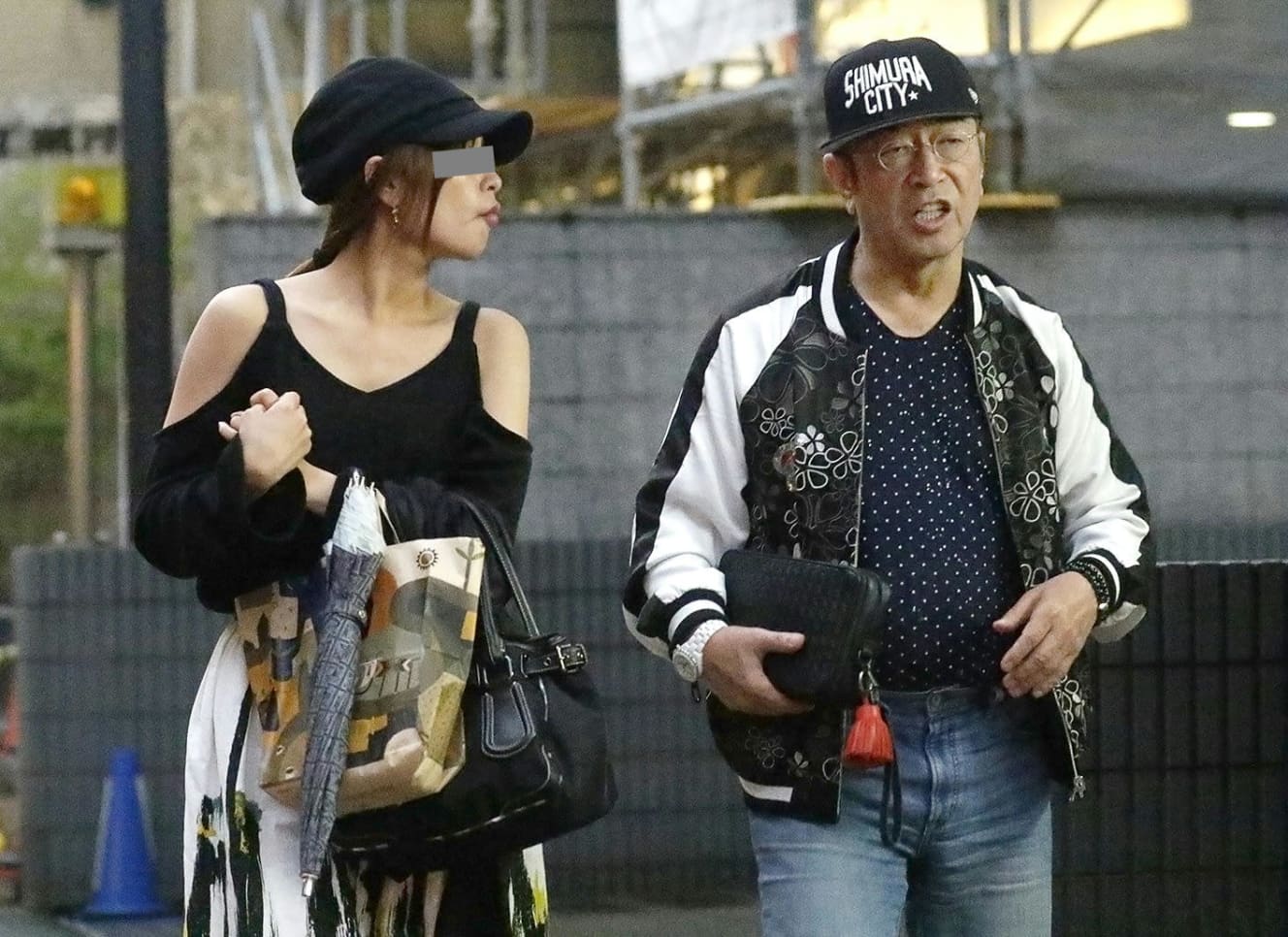 キャップにスタジャンという若々しいスタイルの志村。隣の美女は上戸彩似だ(PHOTO:坂口安子/’17年)