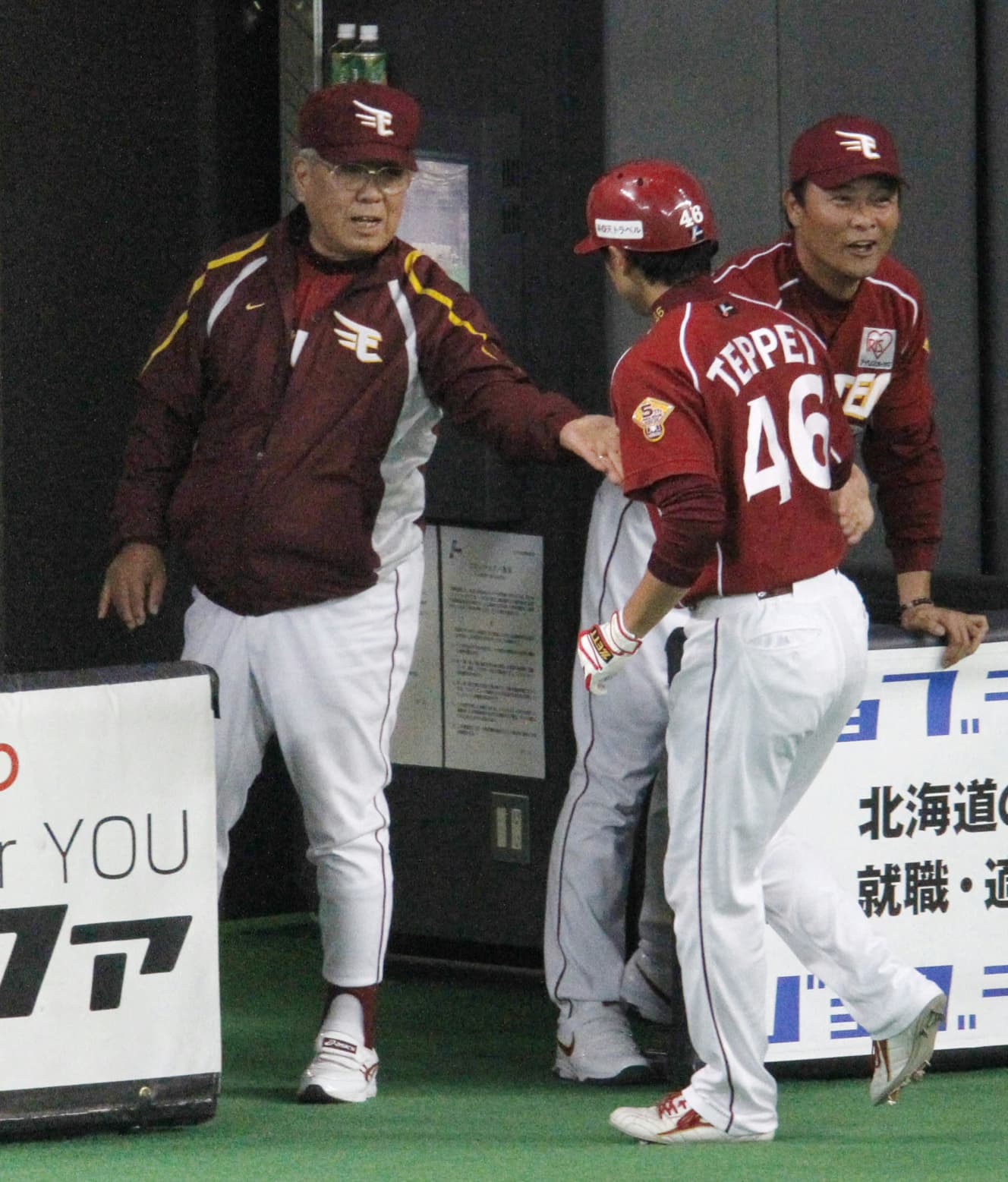 ヘッドコーチをつとめた３年間はいつも野村監督のそばにいた橋上秀樹氏（右）