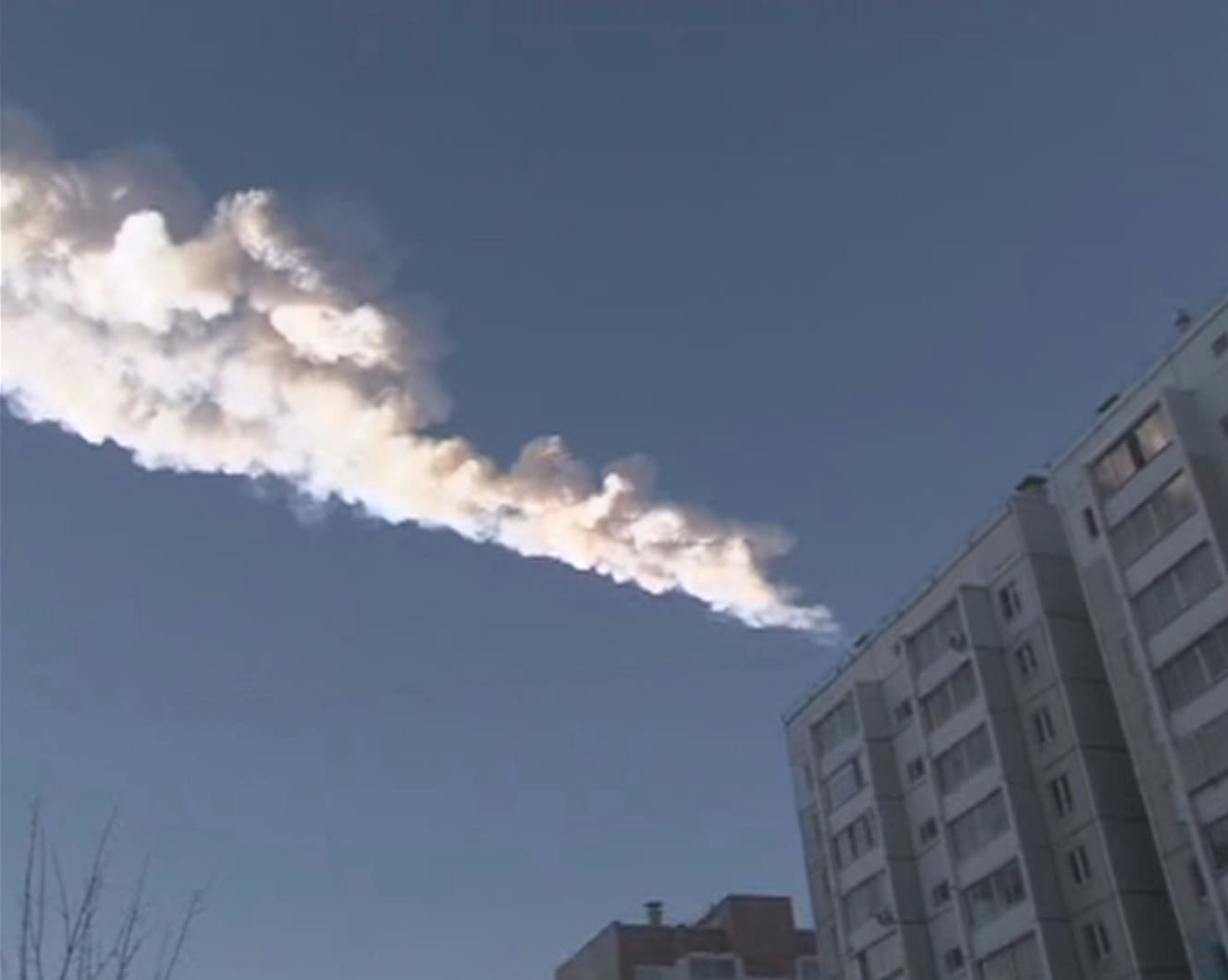 隕石の落下は、時に地上に甚大な災害をもたらす。写真はロシア、ウラル地方で隕石らしき物体が落下して、 500人以上が負傷した 2013年2月15日の模様　　写真：ロイター/アフロ