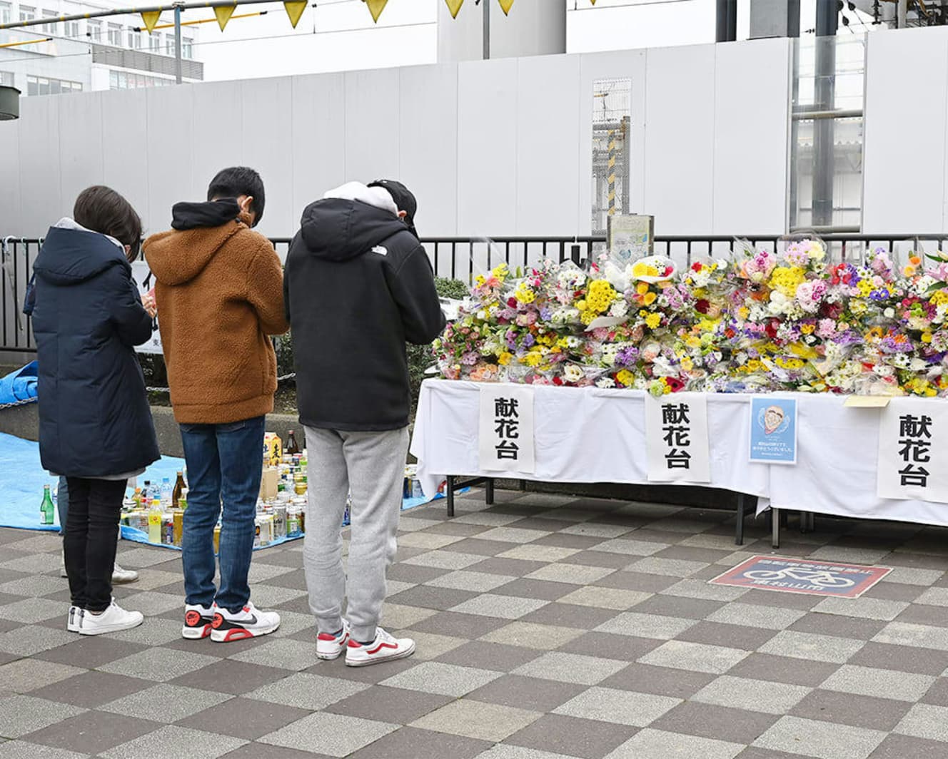 志村の地元である東村山駅の前には献花台が設けられ、多くのファンが彼へ別れを告げに訪れた