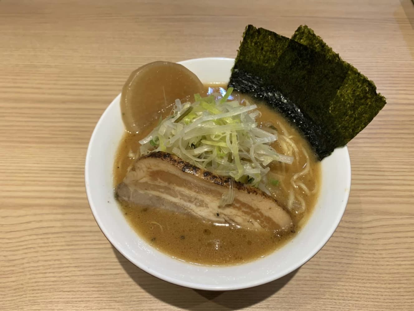 ラーメン（味噌・豚骨・醤油から選択／写真は味噌）　800円／自家製のチャーシューはかなりボリューミー！　スープは濃厚だが、上に乗ったネギがアクセントとなって、飽きることなく最後まで味わえる