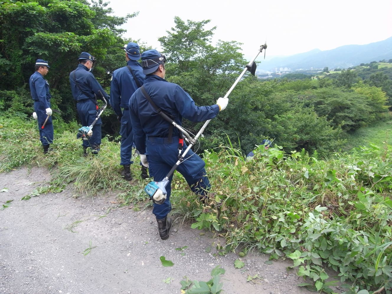 大分県内の山中を調べる警察官ら。130人規模の捜査態勢がとられた