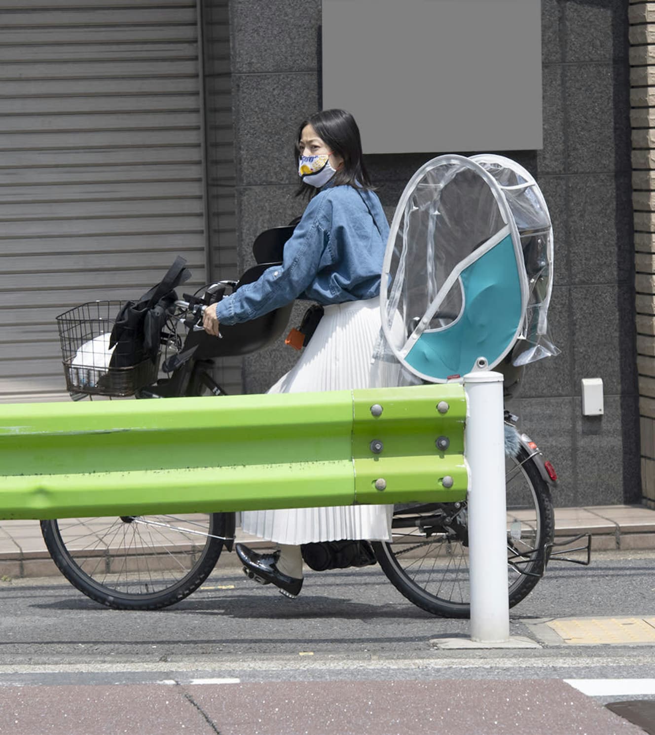 本誌未掲載カット 菅野美穂 手作りマスク着用でママチャリ疾走の「肝っ玉母ちゃん」