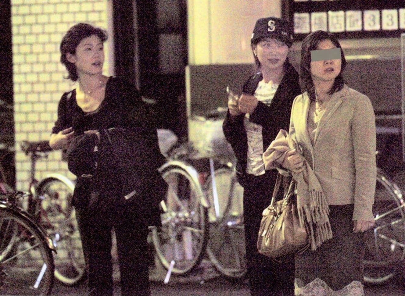 ジョーと店の名物のスーパーホルモンを堪能したのは、有働由美子（左）と青山祐子（中央）というWエースだった