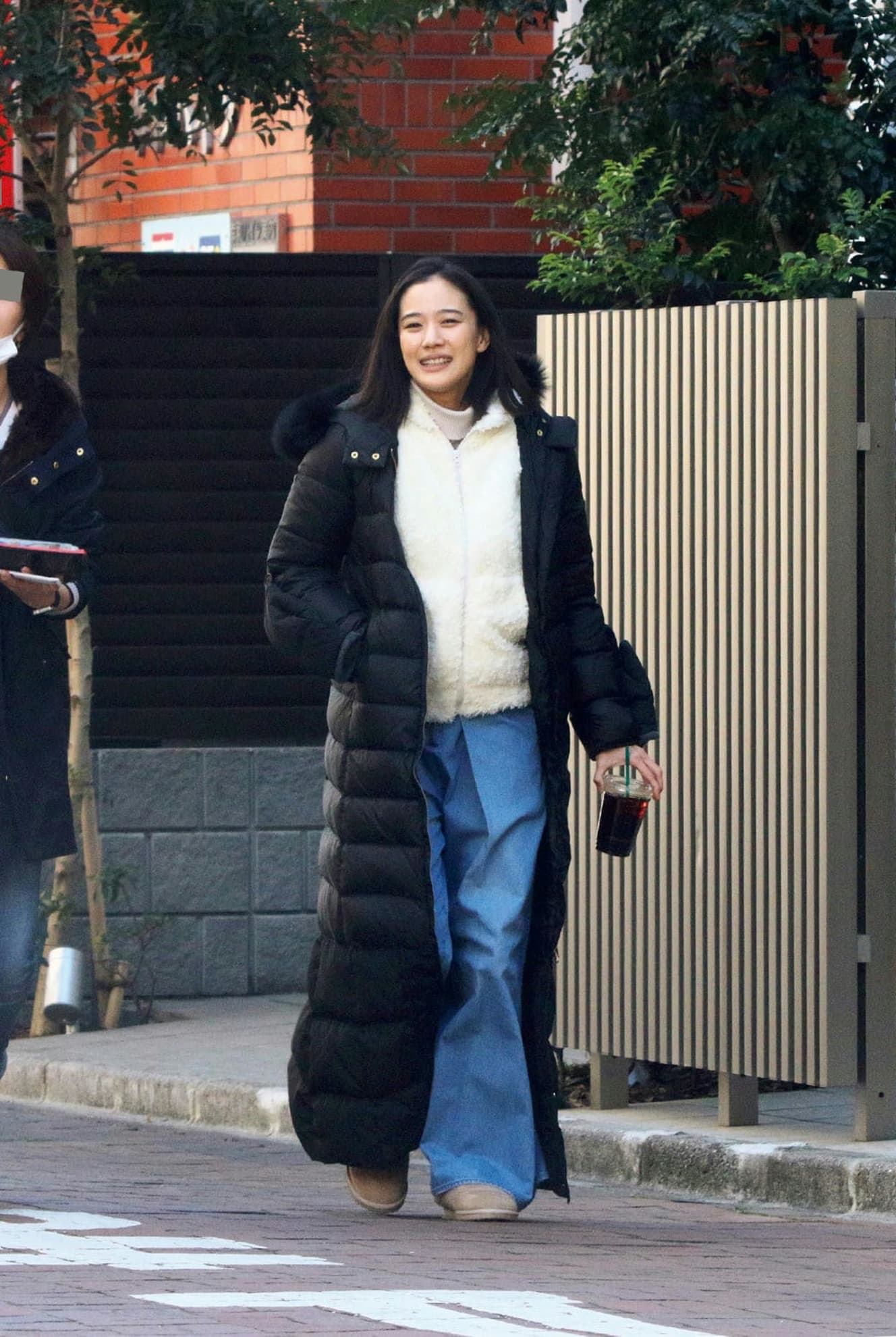 蒼井優:写真は〔蒼井優 居酒屋店内で熱演 新作映画のロケは下町で(FRIDAY19年2月8日号)〕より 朝から始まった映画『ロマンスドール』ロケは、正午前に一旦、休憩。蒼井はドリンクを片手に笑顔で店から出て来ると、食事に向かった 撮影:堀田咲