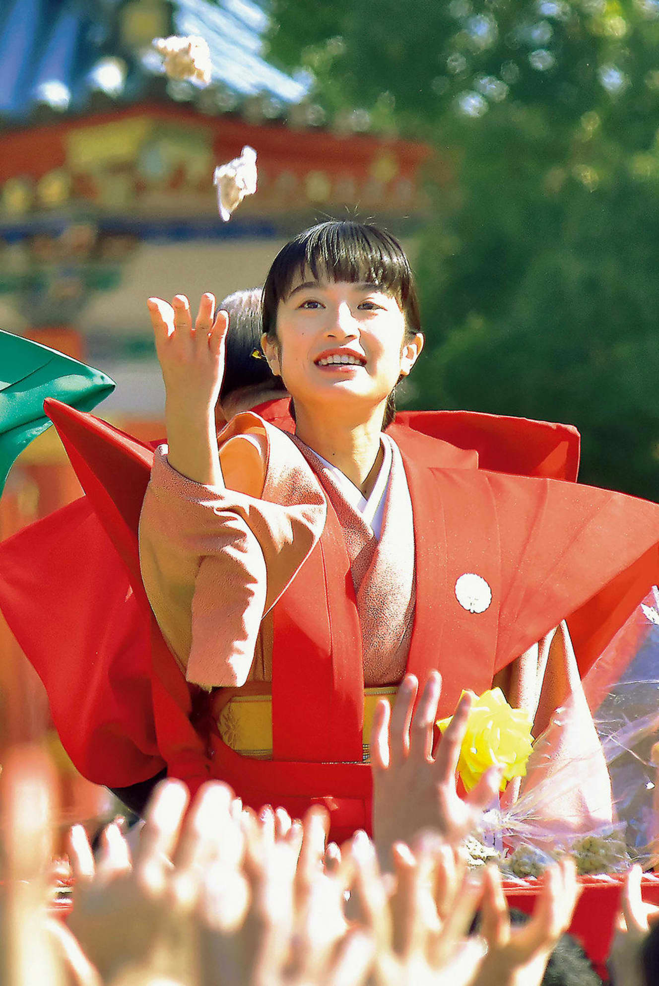門脇麦:写真は〔脇麦 大河ヒロインが見せた初「豆まき」での艶姿(『FRIDAY』2020年2月21日号)〕より 大本堂前で参拝客に向かって豆をまく門脇麦。この日だけで5万人以上もの人が集まったという。 撮影:鬼怒川 毅