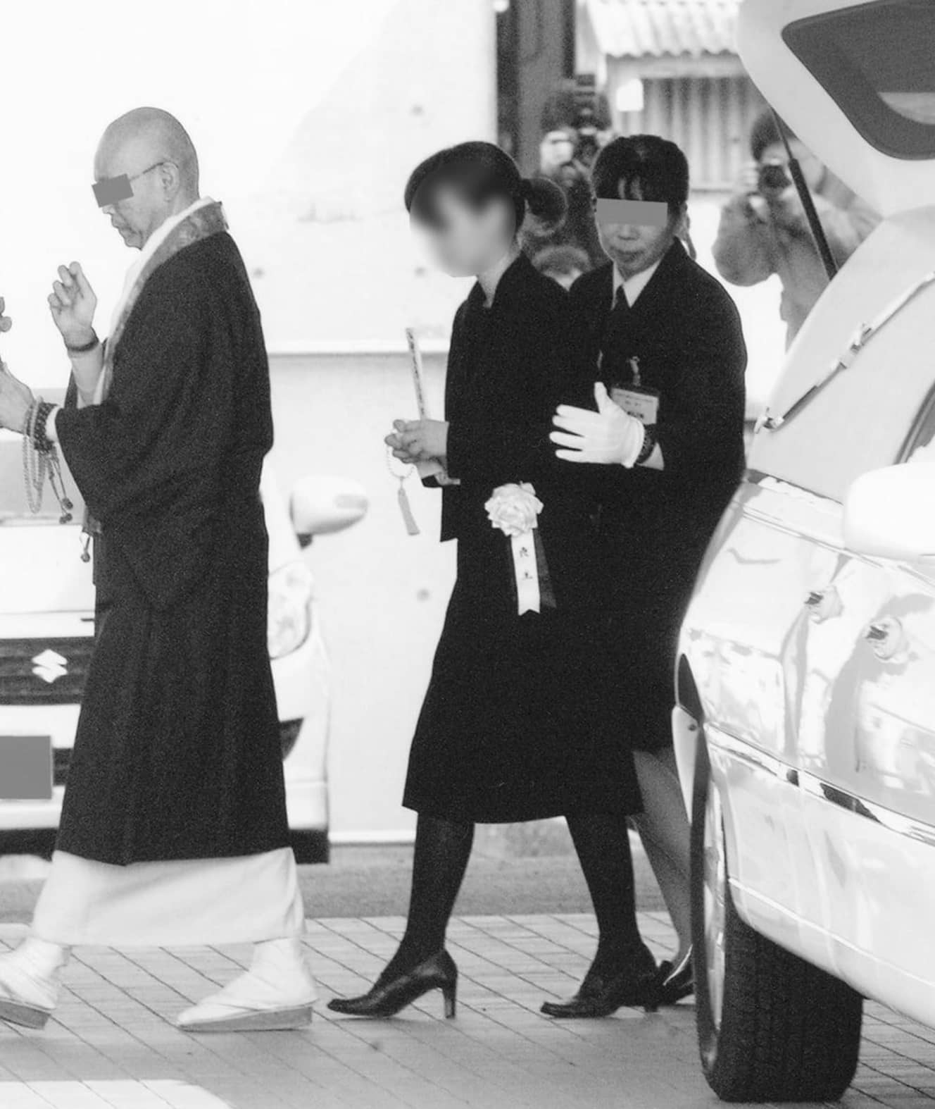 暴力を振るわれたうえ愛娘を失った響子さん(中央の女性)。湖山から逃れようと転居していた