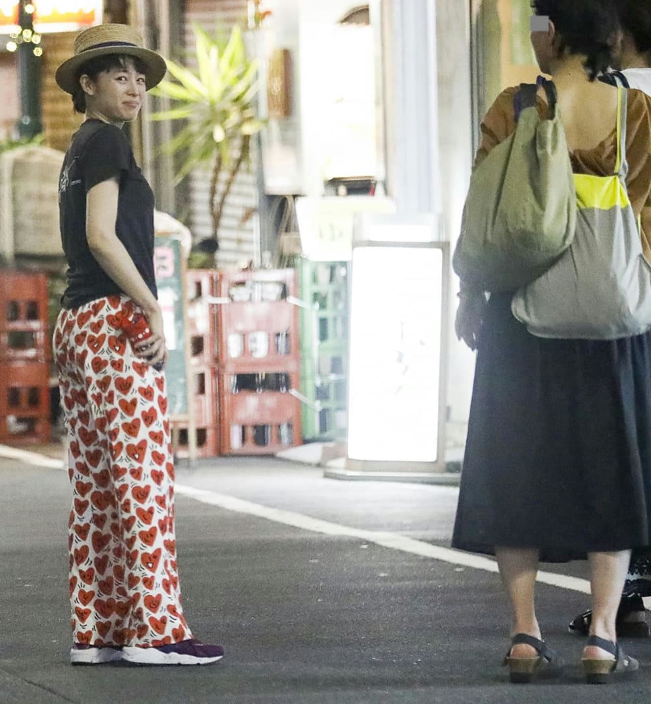 ハート柄のモンペにカンカン帽が街の風情に似合う清野(‘19年)