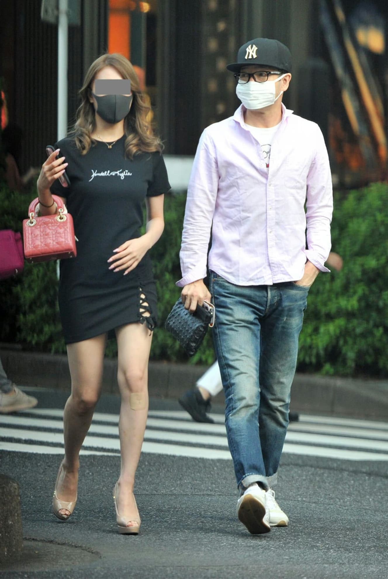 本誌未掲載カット 田原俊彦 宣言解除後の表参道でミニスカ美女とポルシェデート
