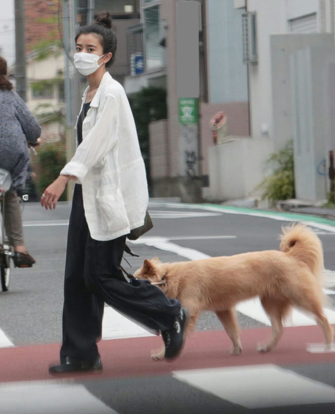 本誌がコンビニデートを見かけた３日後の午後５時過ぎ、「こはだ」と名付けた愛犬を連れて歩く黒島を発見