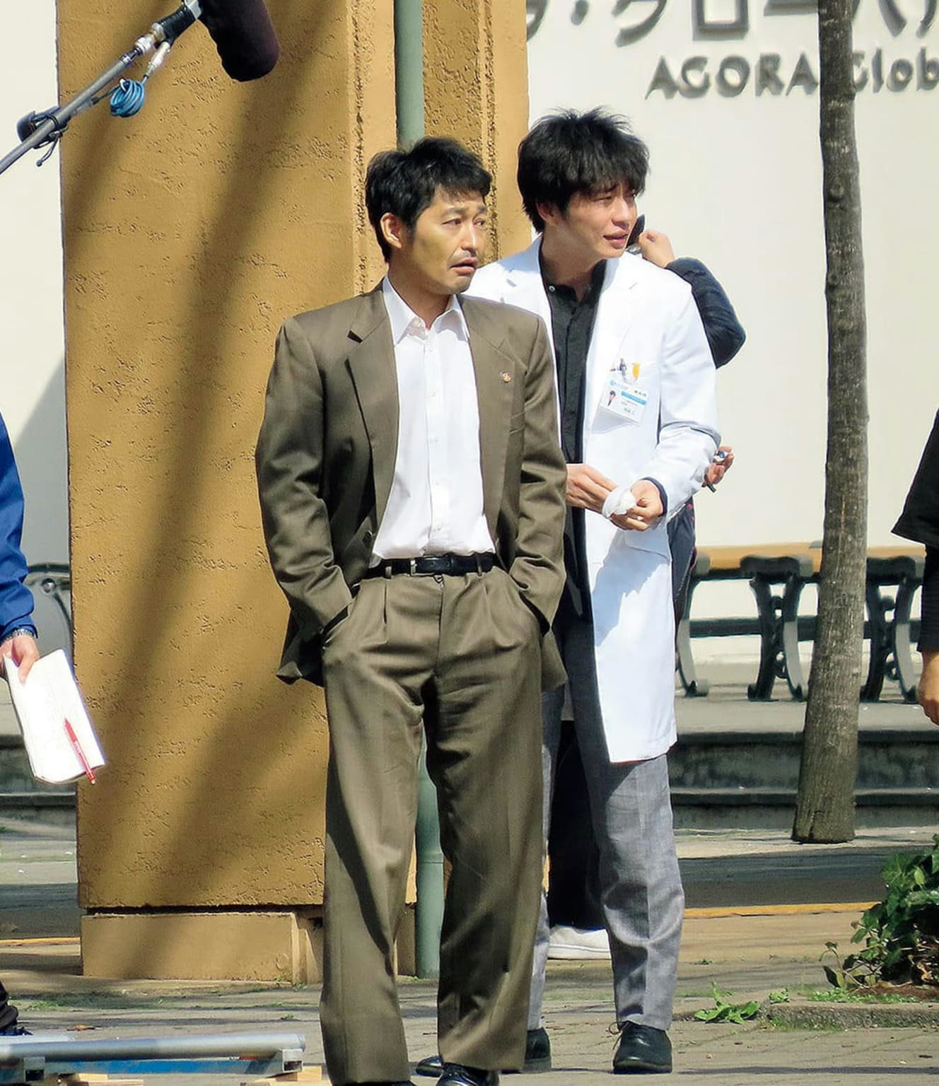 安田顕：写真は〔田中圭＆安田顕　二人で大木に登り転げまわる“超ハード撮影”（『FRIDAY』2020年４月17日号より）〕より　『らせんの迷宮〜DNA科学捜査〜』（テレビ東京系）のロケで早朝からハードな撮影に挑んでいた安田（左）と田中　　　撮影：近藤裕介