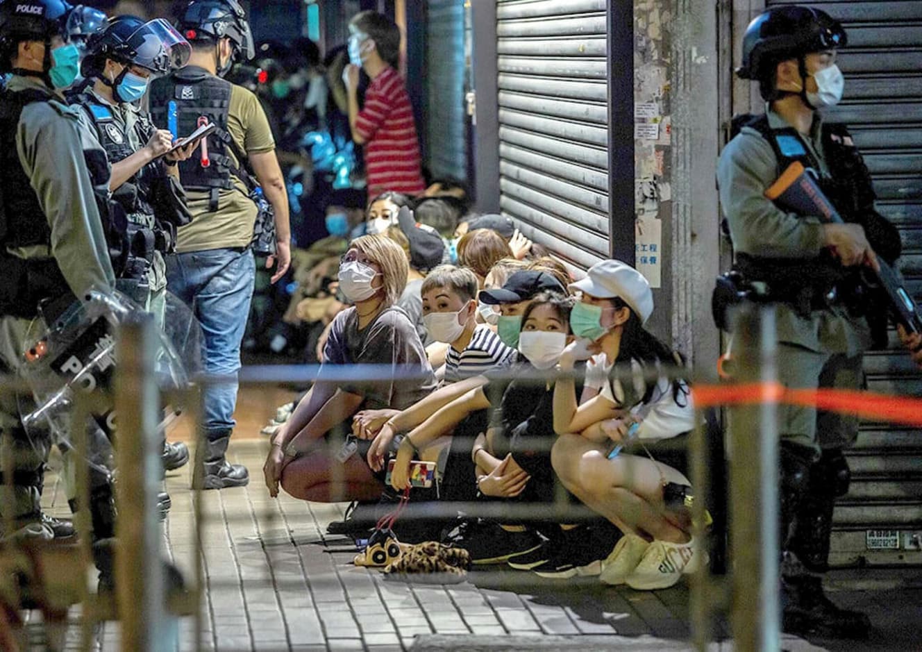 今年５月、民主化を求めるデモ活動中の参加者たちを警察が拘束。200名を超える人々が逮捕されたという