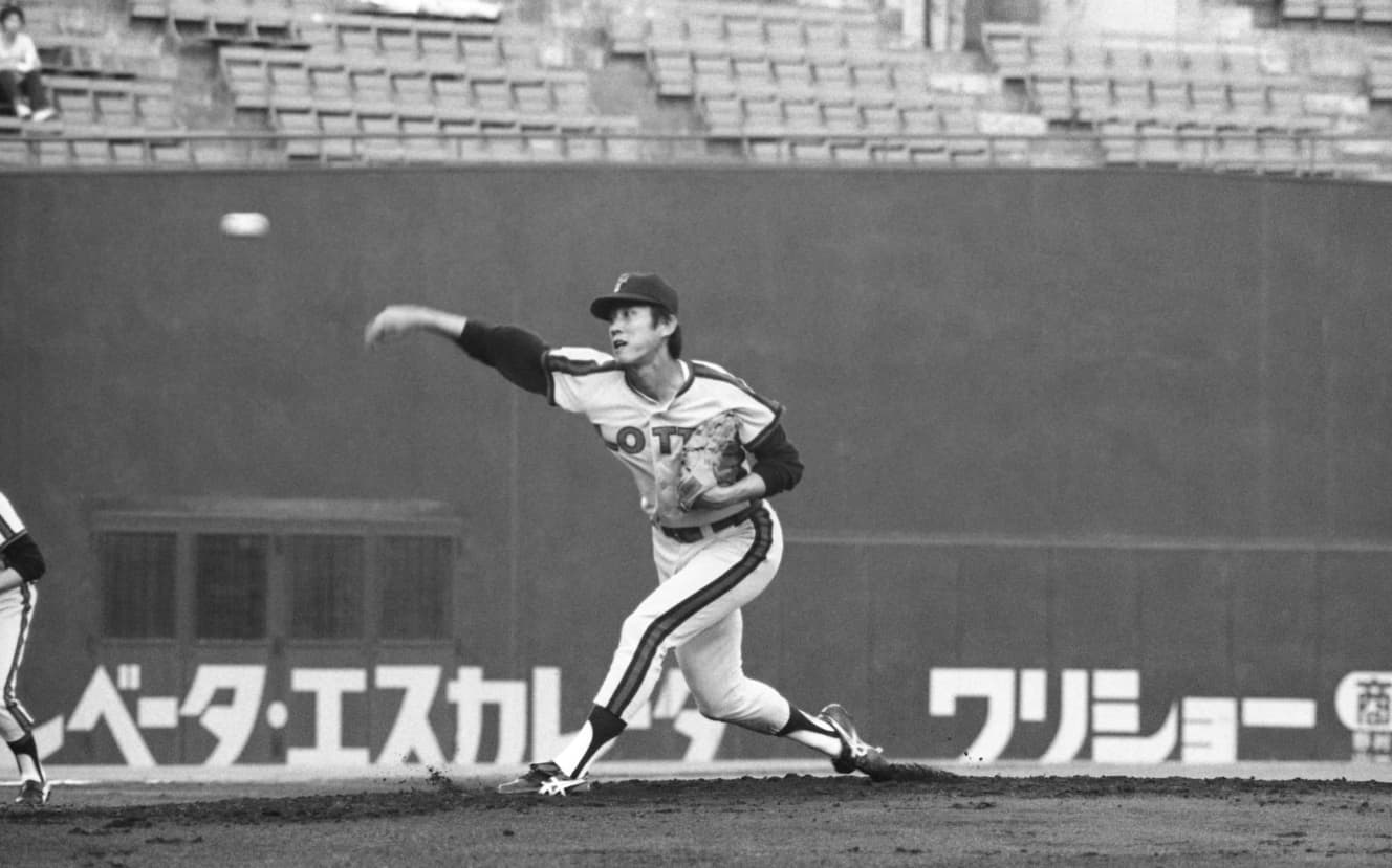 1980年7月17日、大阪球場で行われた南海戦に先発したロッテの奥江英幸投手。だが、それよりも注目してほしいのは3塁側のスタンド。見事なまでに観客がいない! ちなみにこの試合の観客数は9000人と発表になっている
