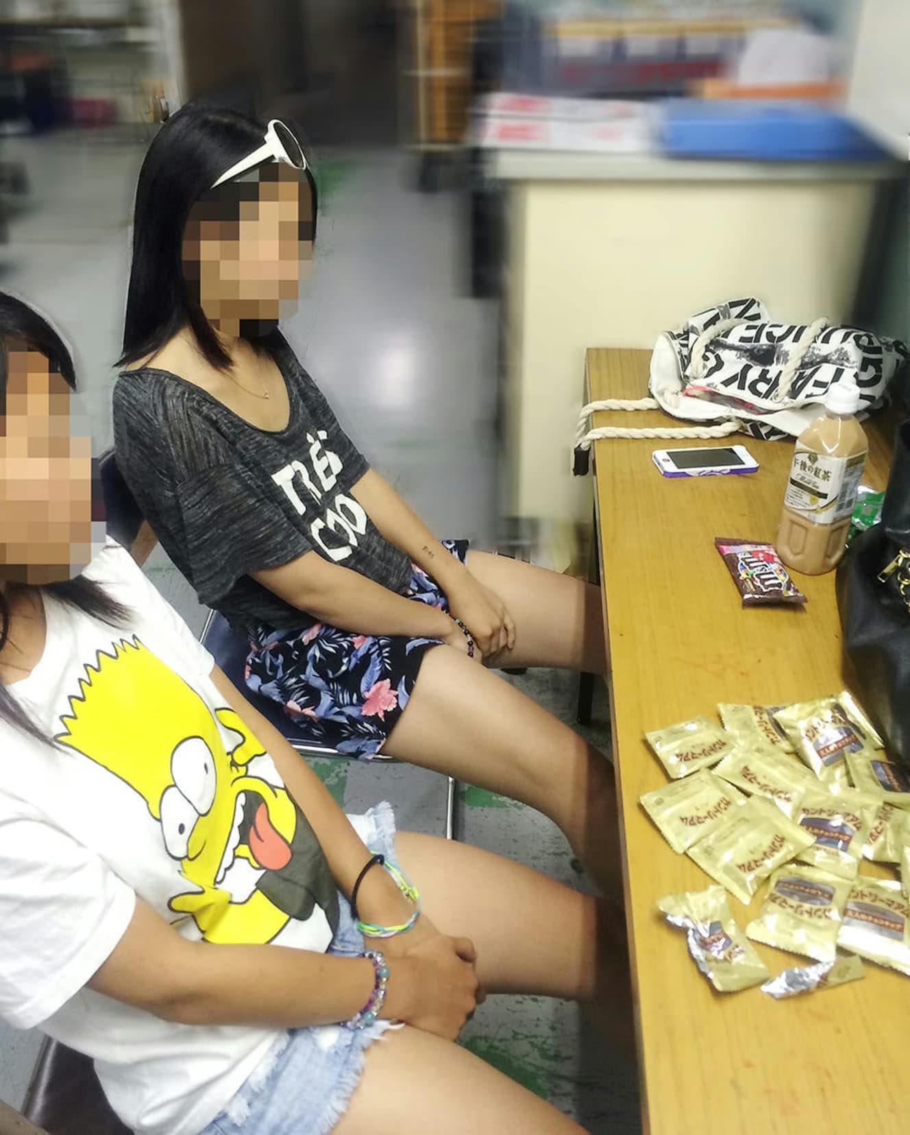 夏休み中にお菓子を盗んだ中学生2人組。トイレでバッグに詰め込んでいた