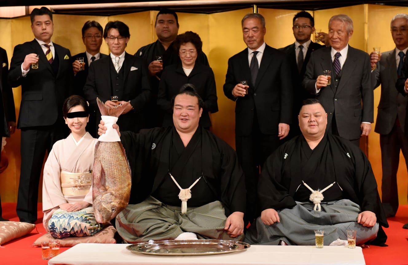 前列左が弟子と不倫した美人女将のA子さん。その美貌からメディアでも引っ張りだこだった。17年1月の稀勢の里横綱昇進時の写真