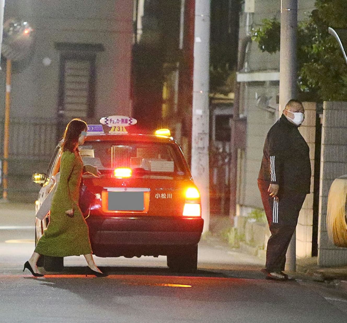 妻に逃げられたツラさを紛らわすためか時には美女と寿司屋に行くことも。今年４月撮影