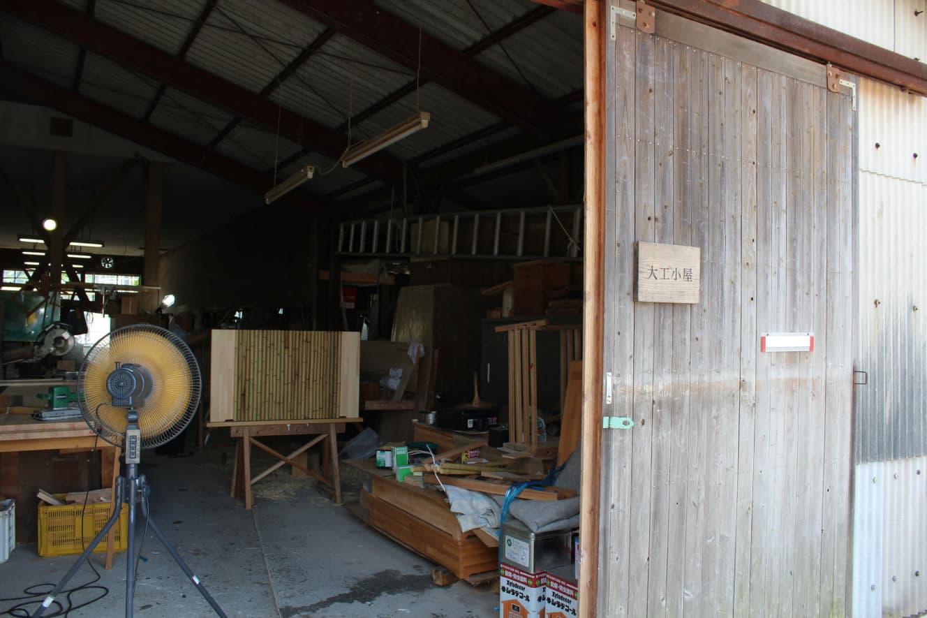 2万坪の敷地内にある大工小屋。中央に見える竹があしらわれた板は、拡張中のサテライトオフィスに置かれる巨大なテーブルに使われる予定