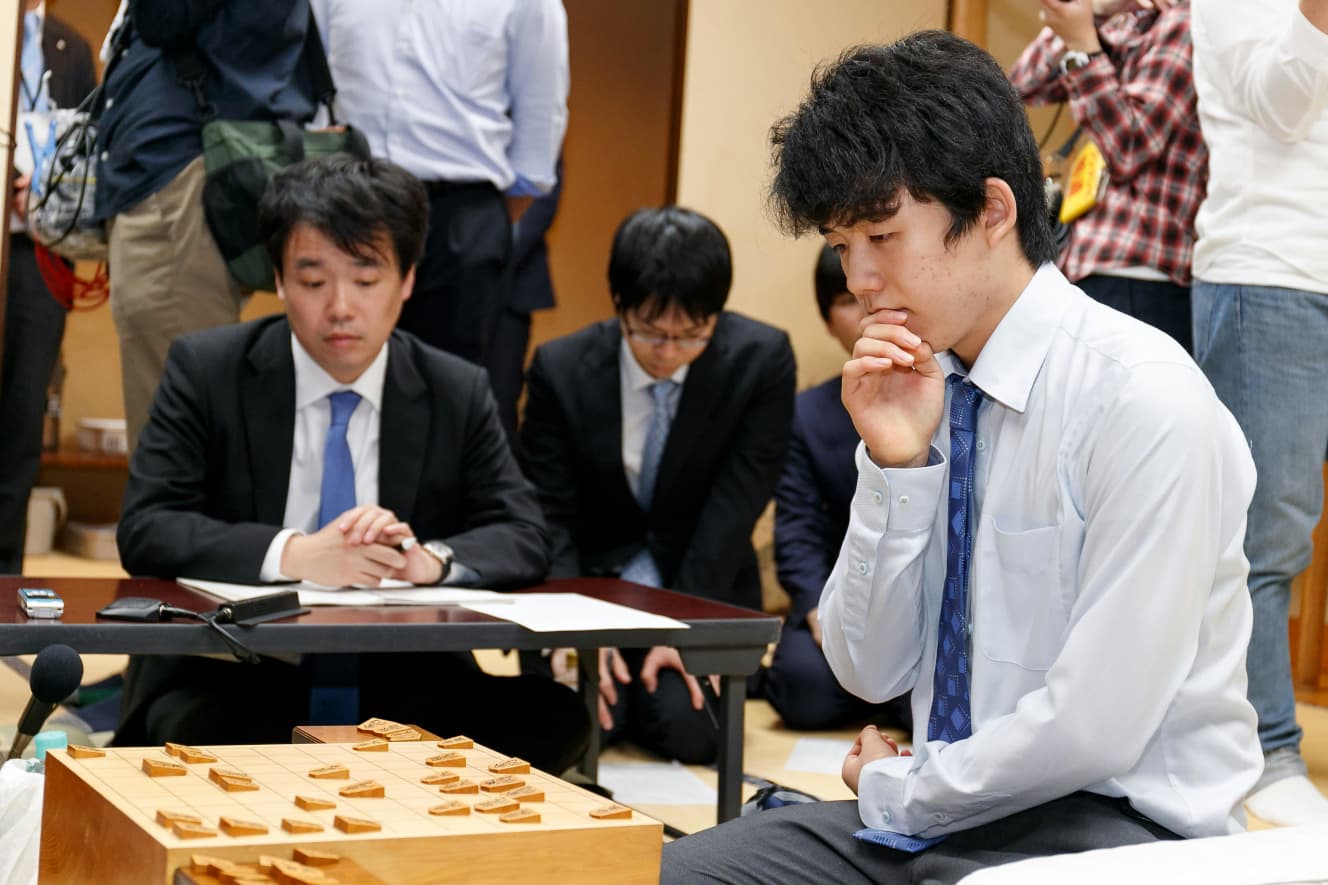 ５歳から将棋を始め、デビュー戦から29連勝。今年８月には棋聖と王位の２冠を獲得した藤井聡太氏。小学生のころから将棋脳を作り上げていたと言われる(写真：アフロ)