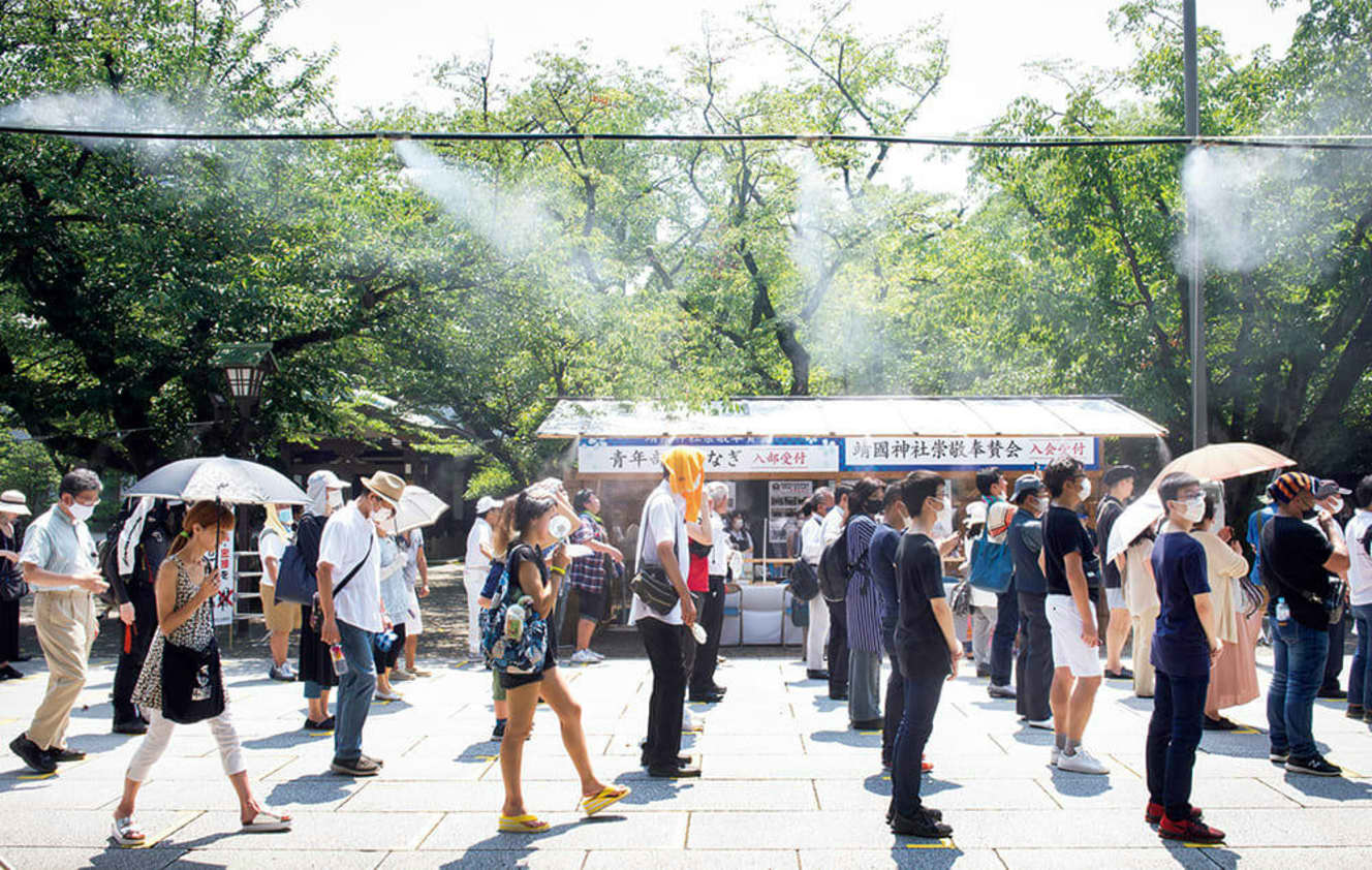 ８月15日　終戦の日の靖国神社　参拝者もソーシャルディスタンスを保って並ぶ