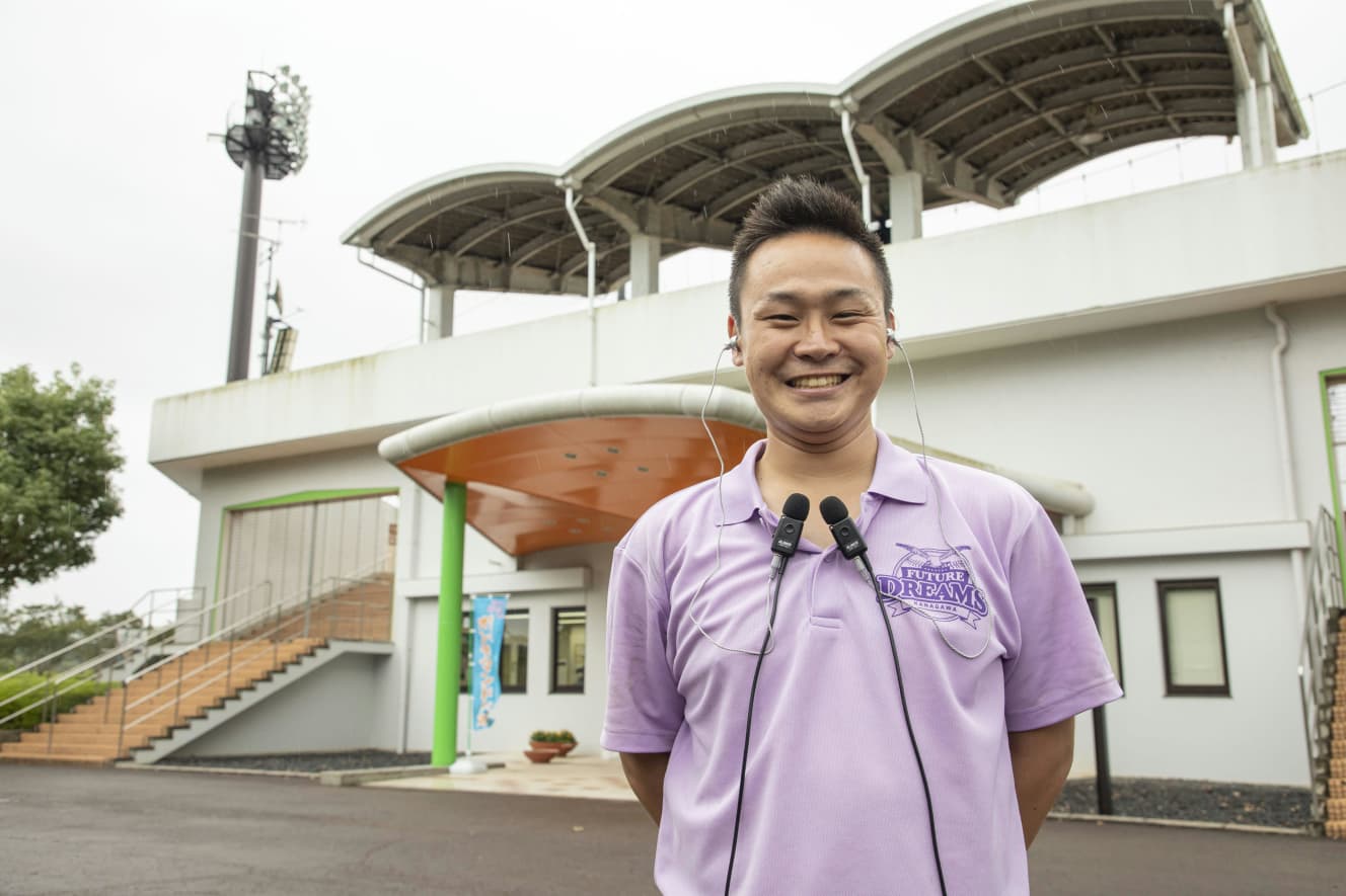 地域貢献担当の祖父江知明さん。高校時代は50㎏台だった体重も、トレーニングなどの成果で今では70㎏台に。パワーアップした筋肉は草野球でのプレーに生かしている