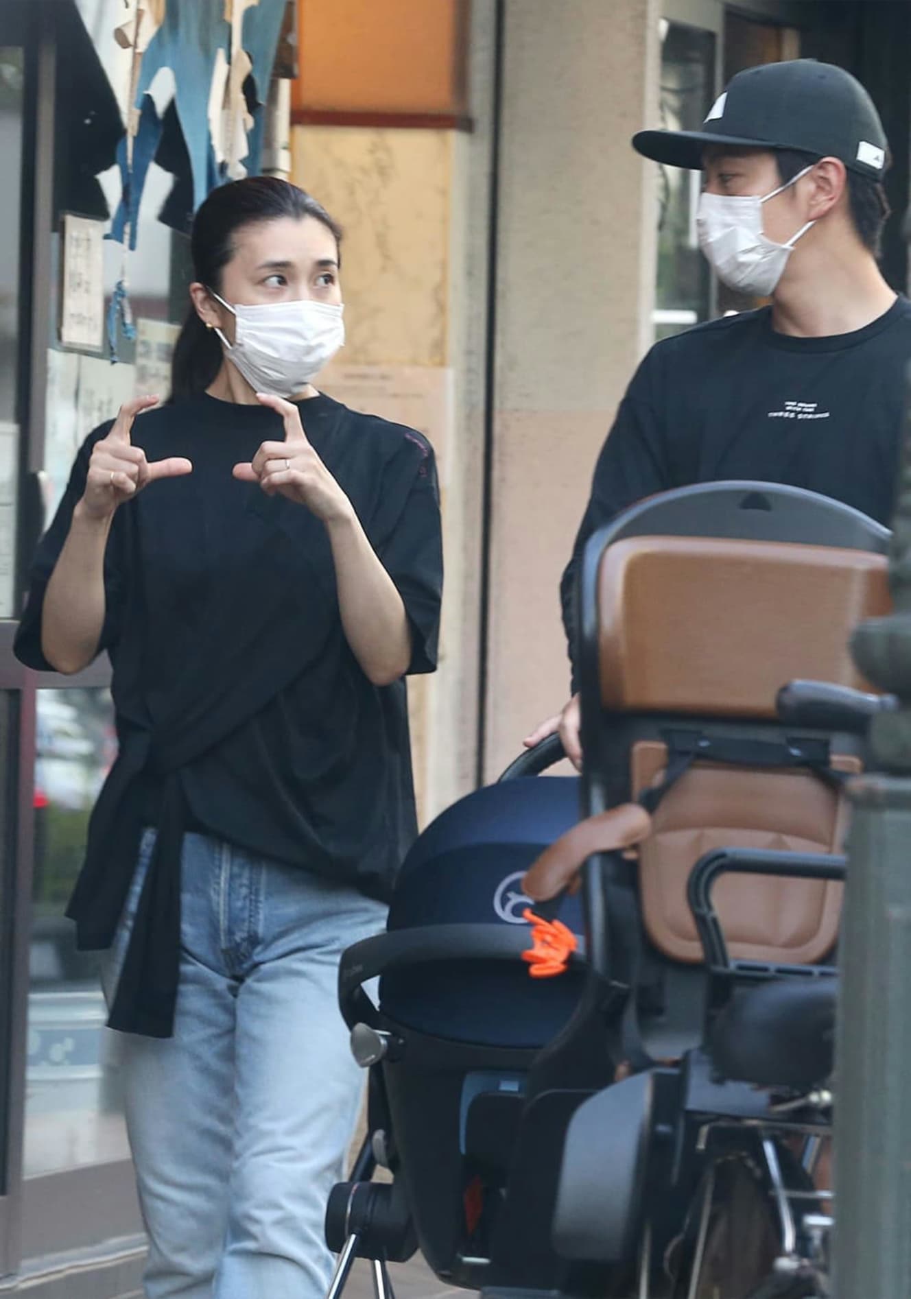 都内の商店街で散歩をしていた竹内さん。中林が今年１月に生まれたばかりの第２子を乗せたベビーカーを押していた（’20年６月）